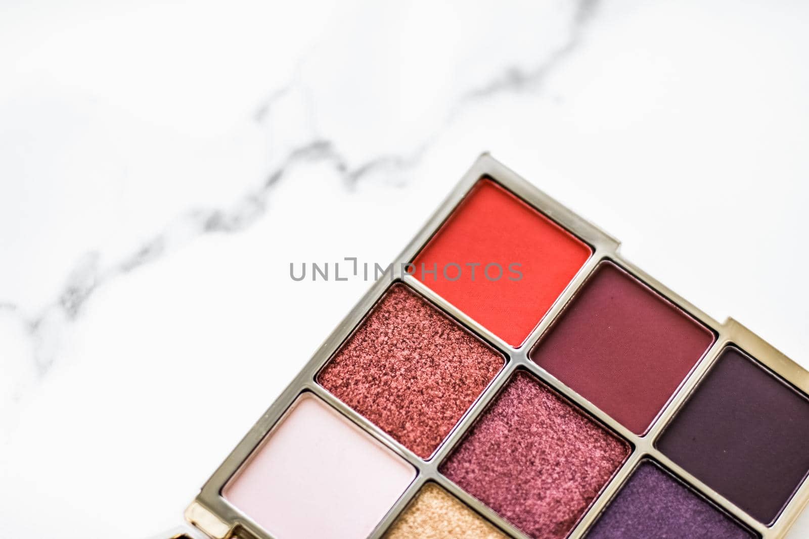 Cosmetic branding, fashion blog and glamour set concept - Eye shadow palette swatches on marble background, make-up and eyeshadows cosmetics product for luxury beauty brand and holiday flatlay design