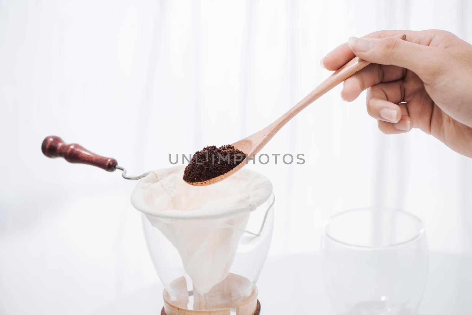 fill grind coffee in filter with wooden spoon by makidotvn
