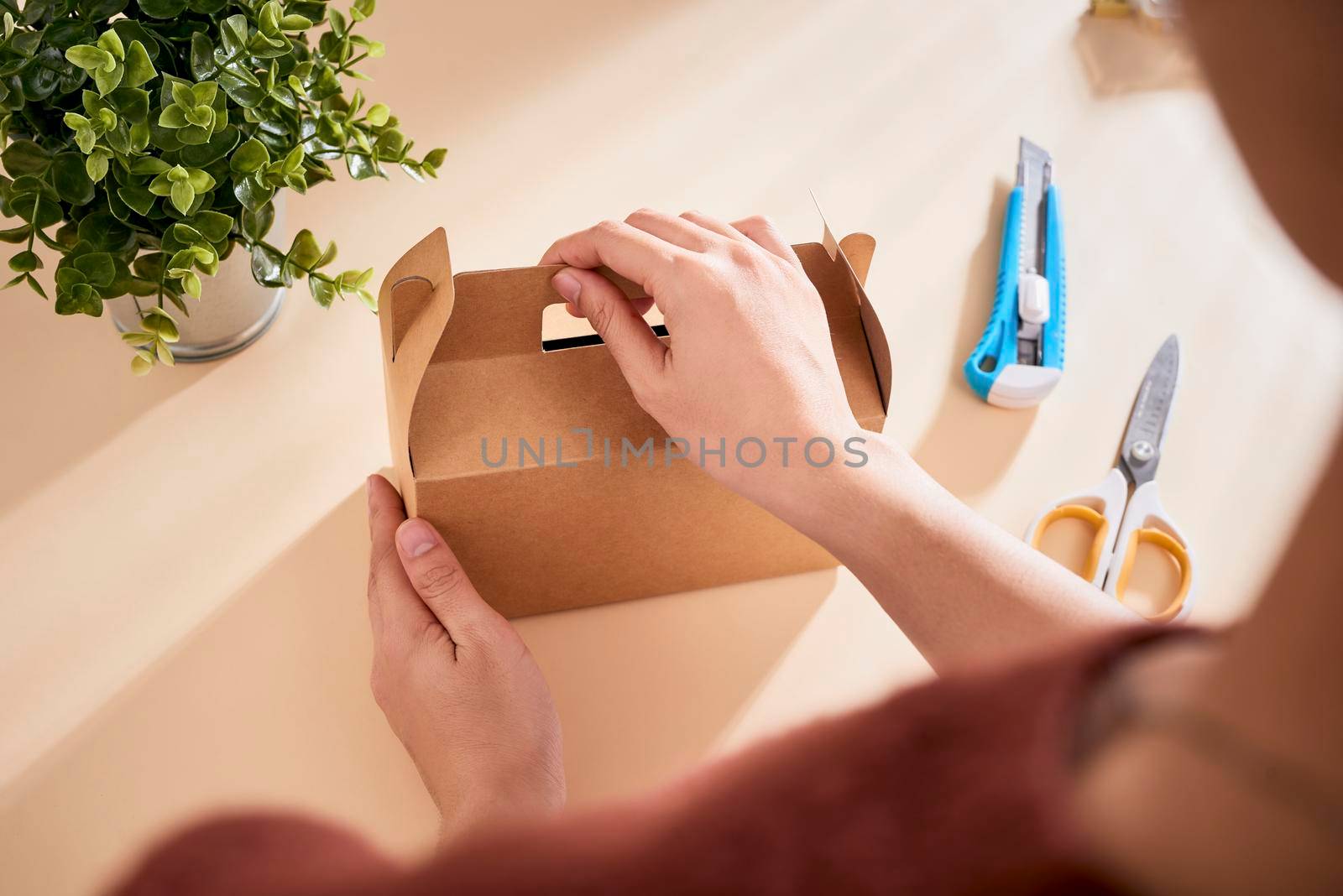 Making a gift box. DIY concept. Step-by-step photo instruction by makidotvn