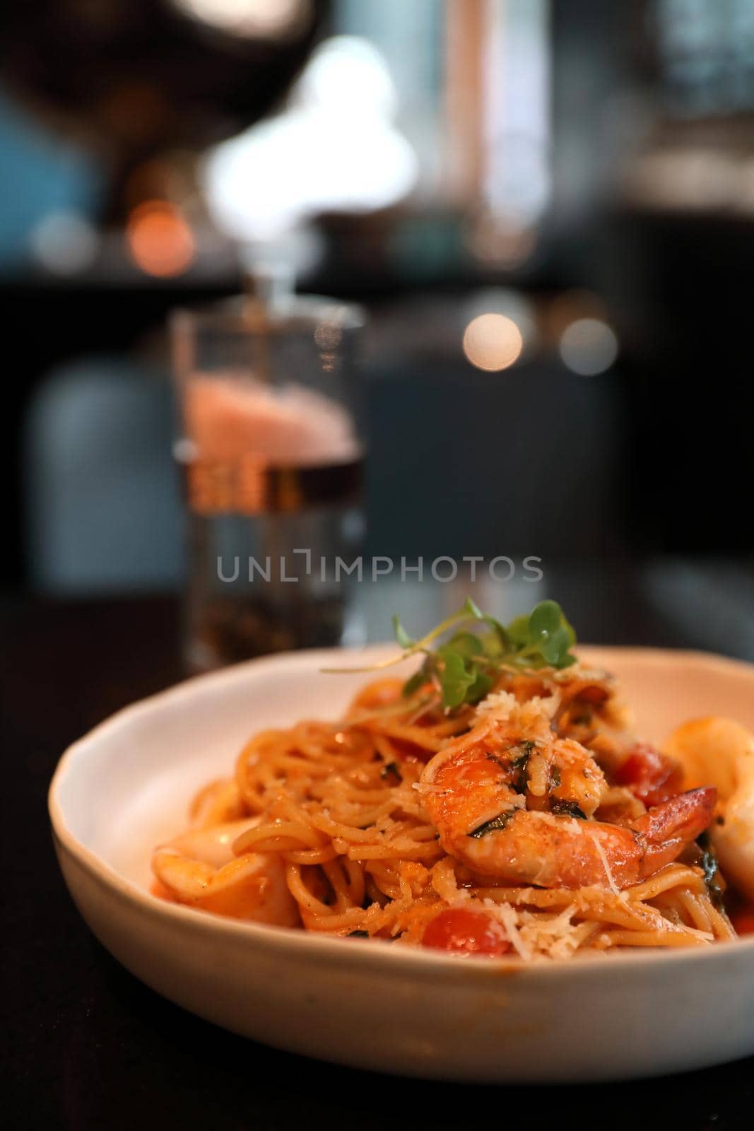 spaghetti pomodoro with sea food  by piyato