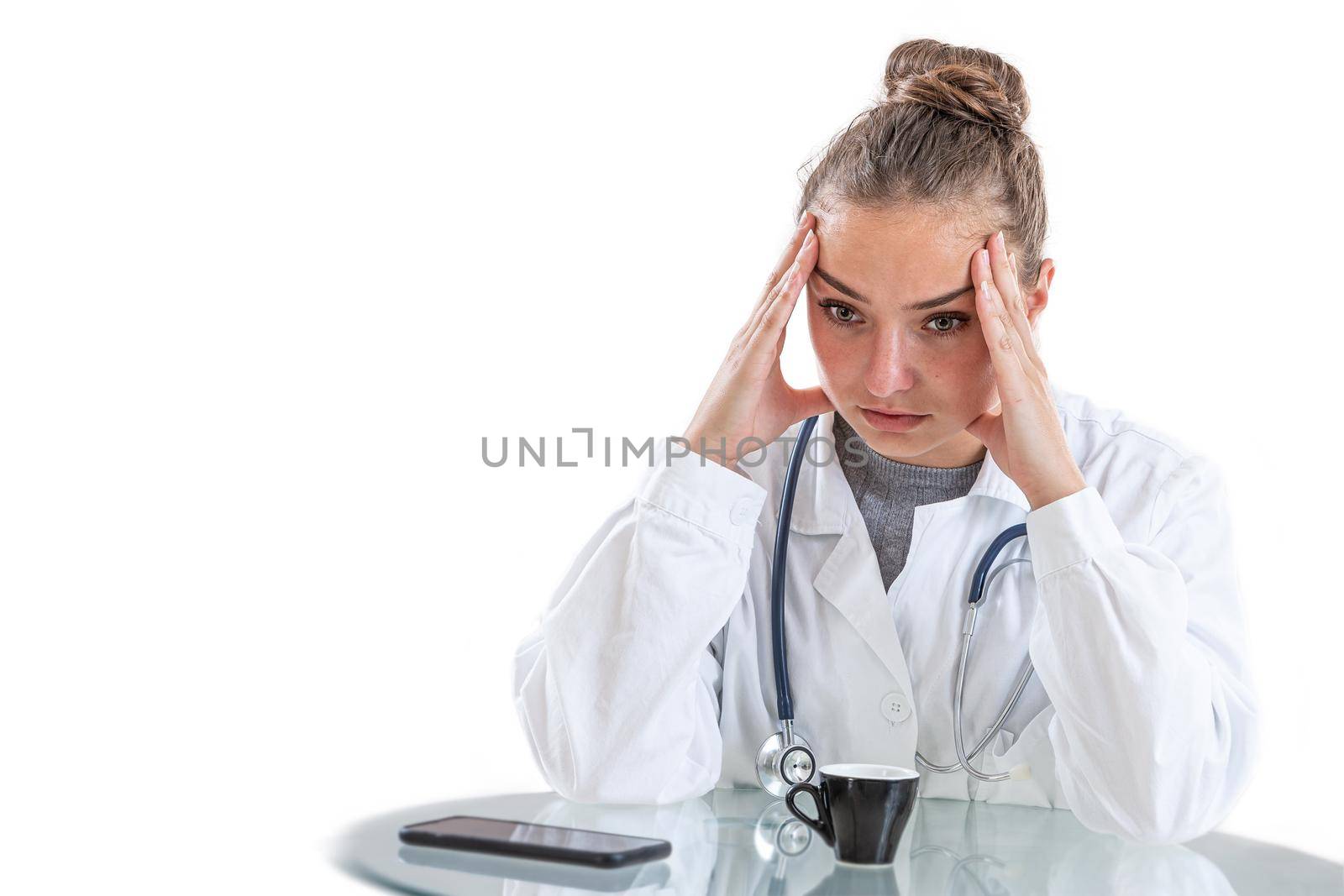 Jeune femme les mains sur la tempe en salle de repos