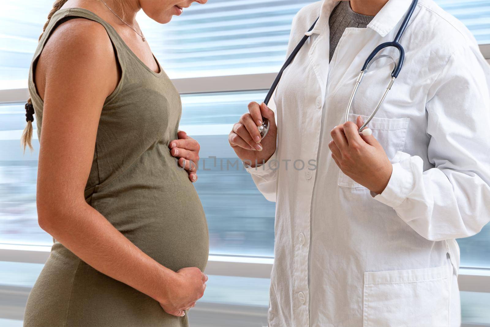 Dialogue d'une femme enceinte avec son m decin. by JPC-PROD