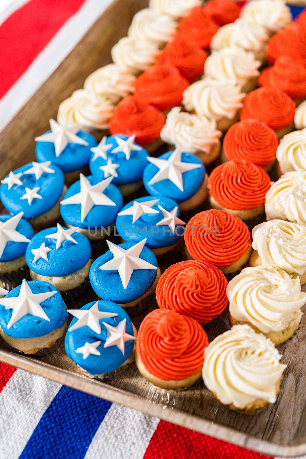 American Flag Mini Cupcakes by arinahabich