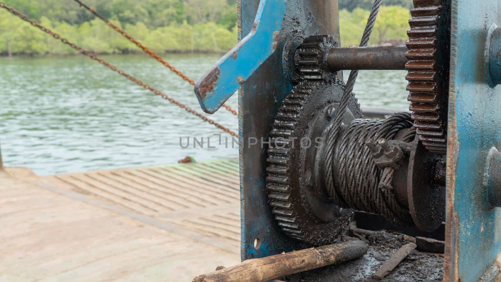 The mechanism pulls a metal cable onto a gear wheel by voktybre