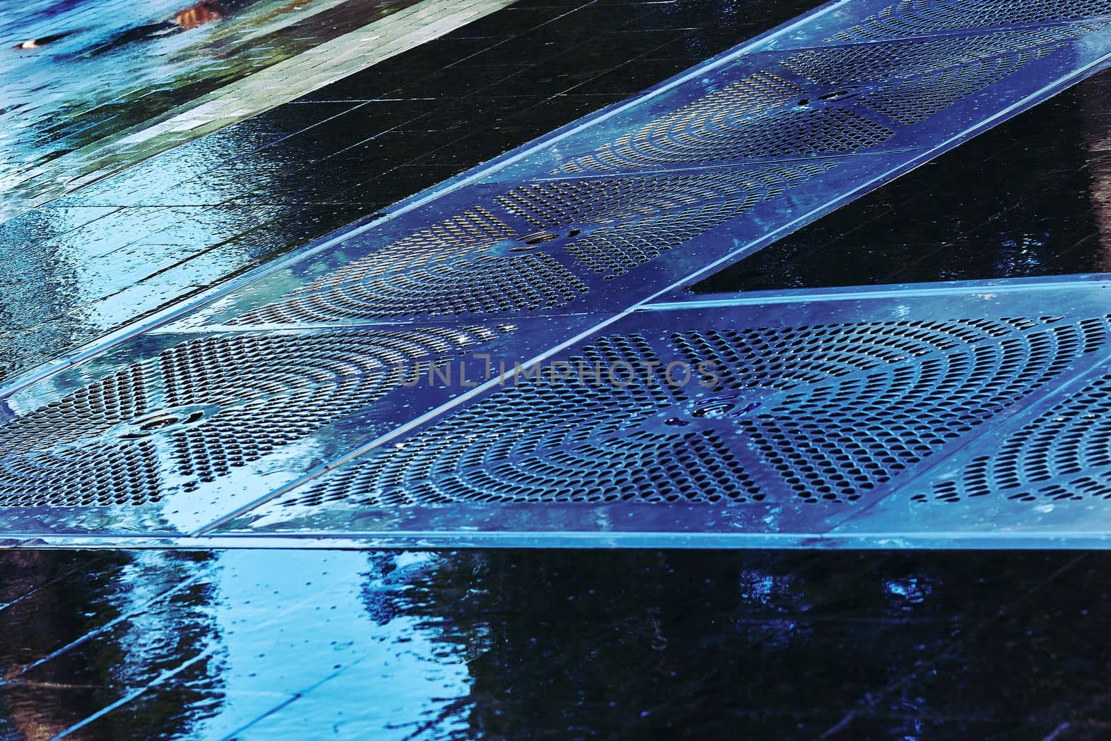 the provision of drainage by sewers. Wet tiled pavement floor with sewer metal gratings for water drainage. 