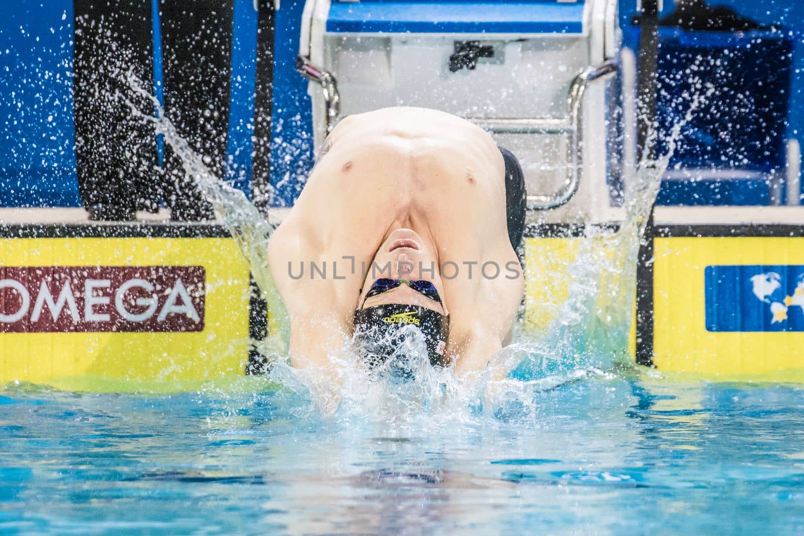 MELBOURNE, AUSTRALIA - DECEMBER 16: Ryan Murphy (USA) on his way to winning the Men's 50m Backstroke final on day four of the 2022 FINA World Short Course Swimming Championships at Melbourne Sports and Aquatic Centre on December 16, 2022 in Melbourne, Australia