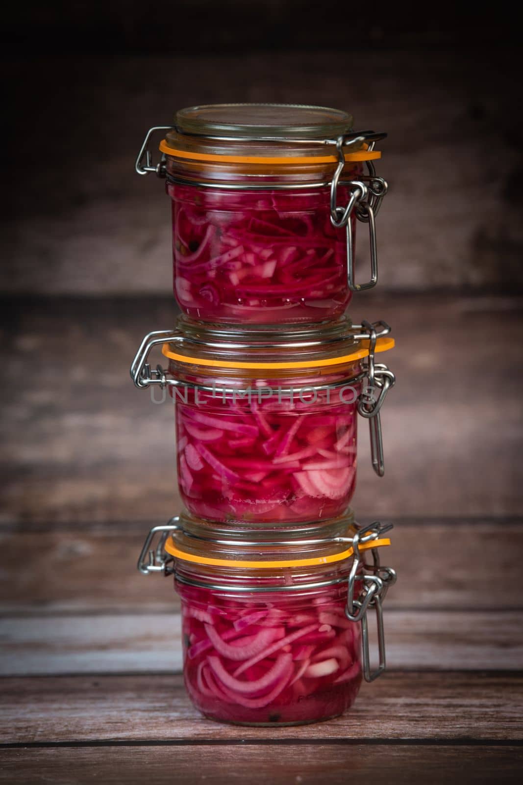 RECIPE FOR ONION PICKLES IN JARS, WHITE WINE VINEGAR, WHITE WINE, SUGAR, PEPPER. High quality photo