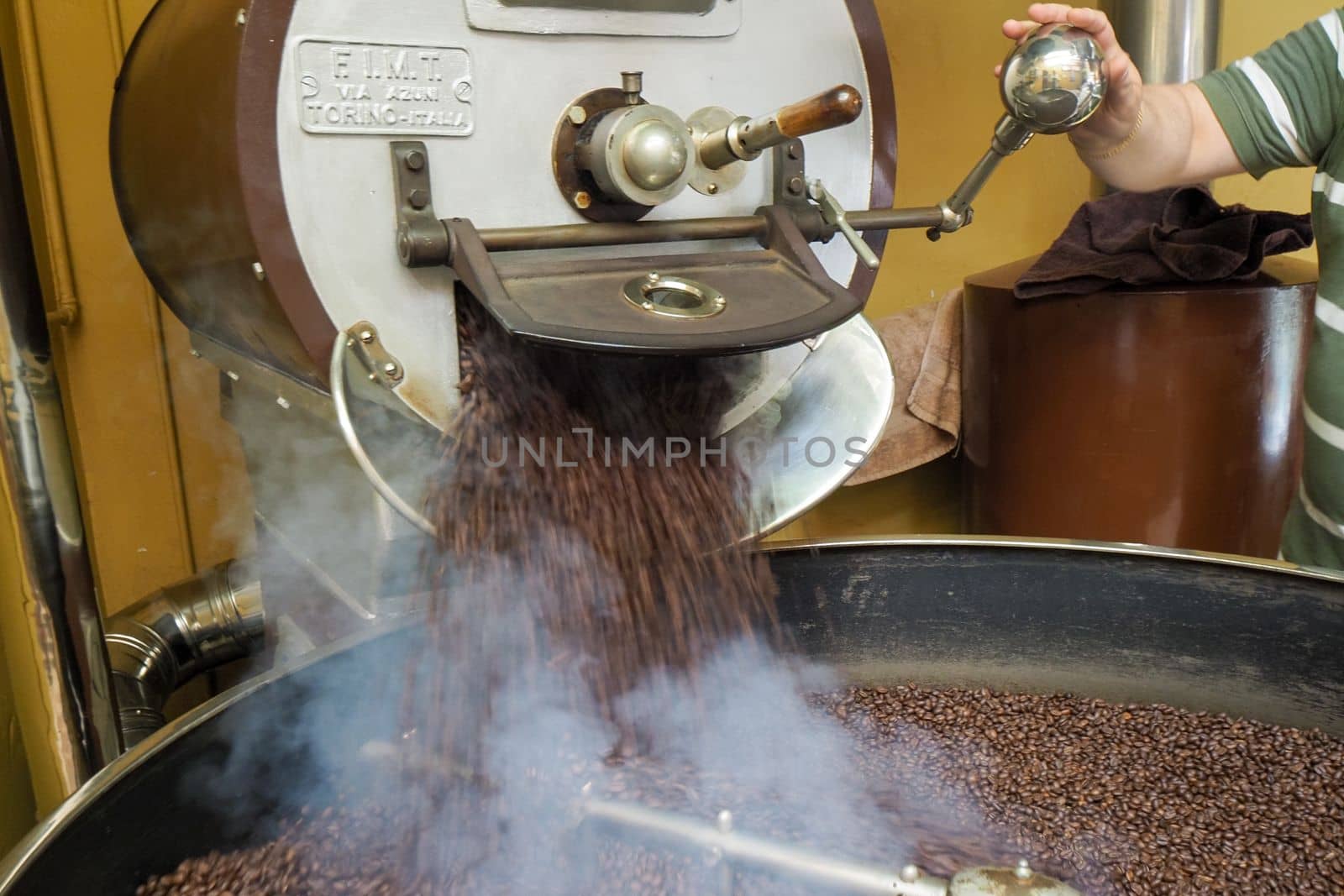 raw green coffee beans from bio ethical agriculture in costa rica roasted in Cremona Italy at Denti Torrefazione