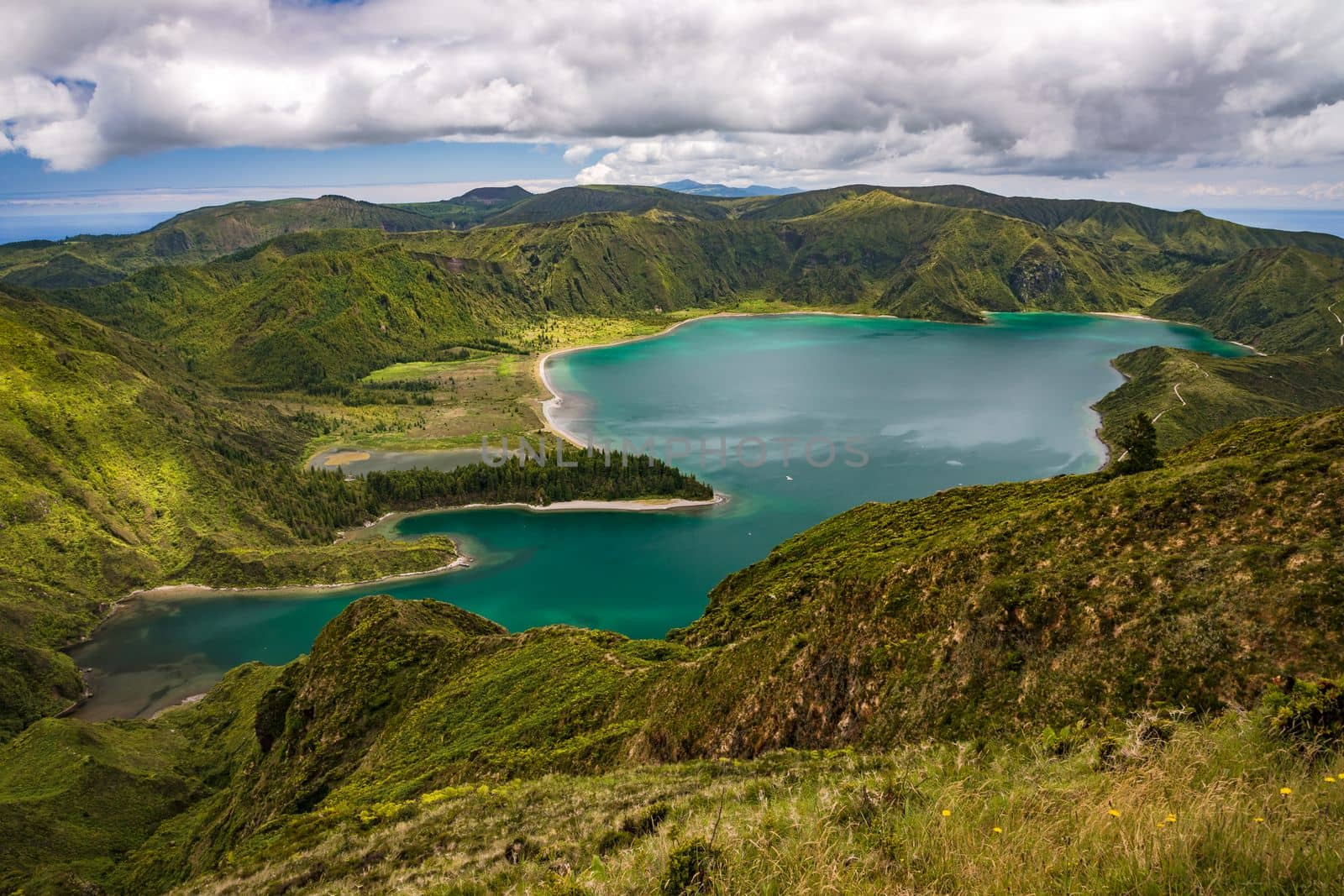 Mysticism and magic at the viewpoint on the turquoise mountain lake Lagoa do Fogo in the Azores
