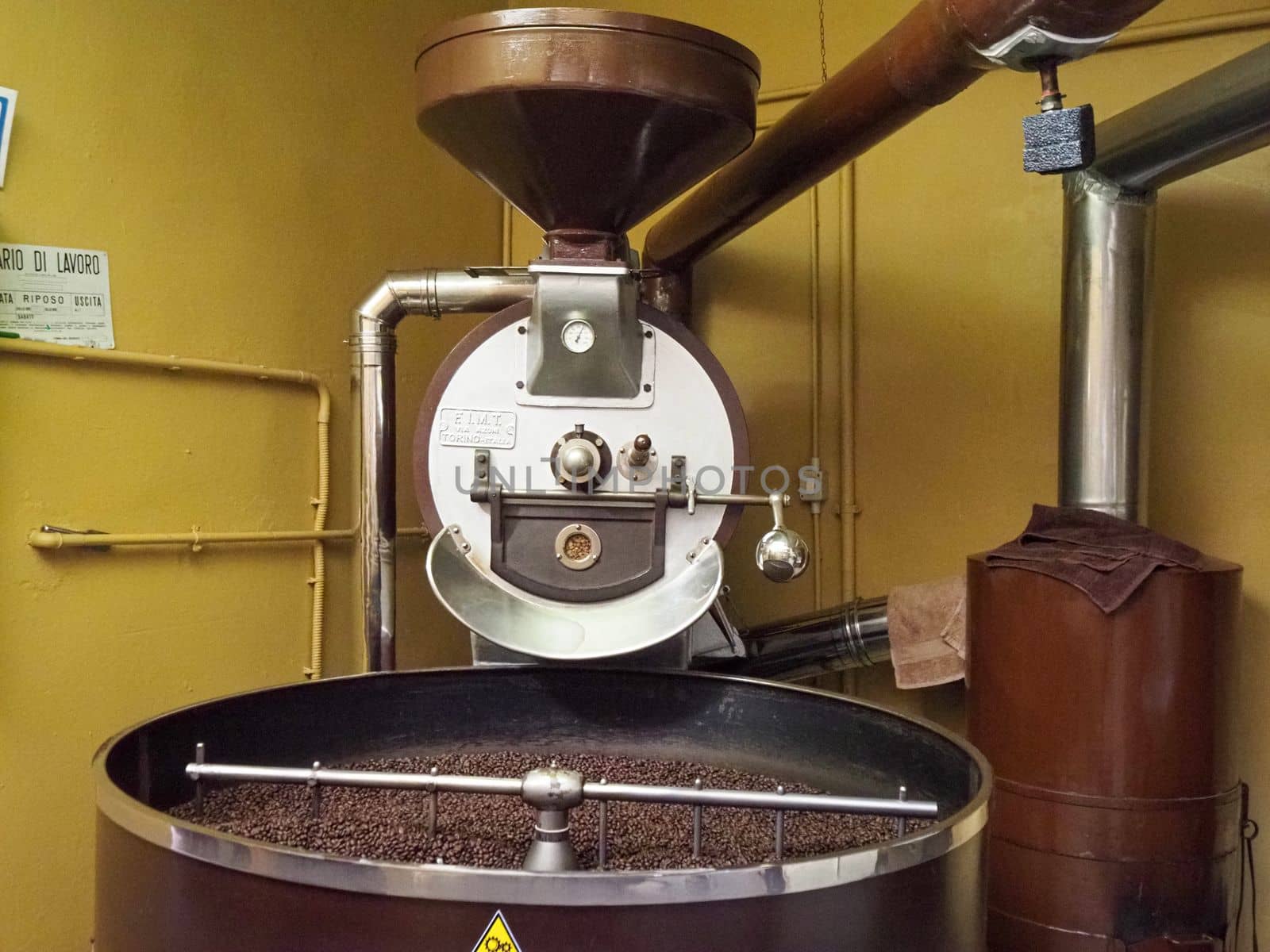 raw green coffee beans from bio ethical agriculture in costa rica roasted in Cremona Italy at Denti Torrefazione