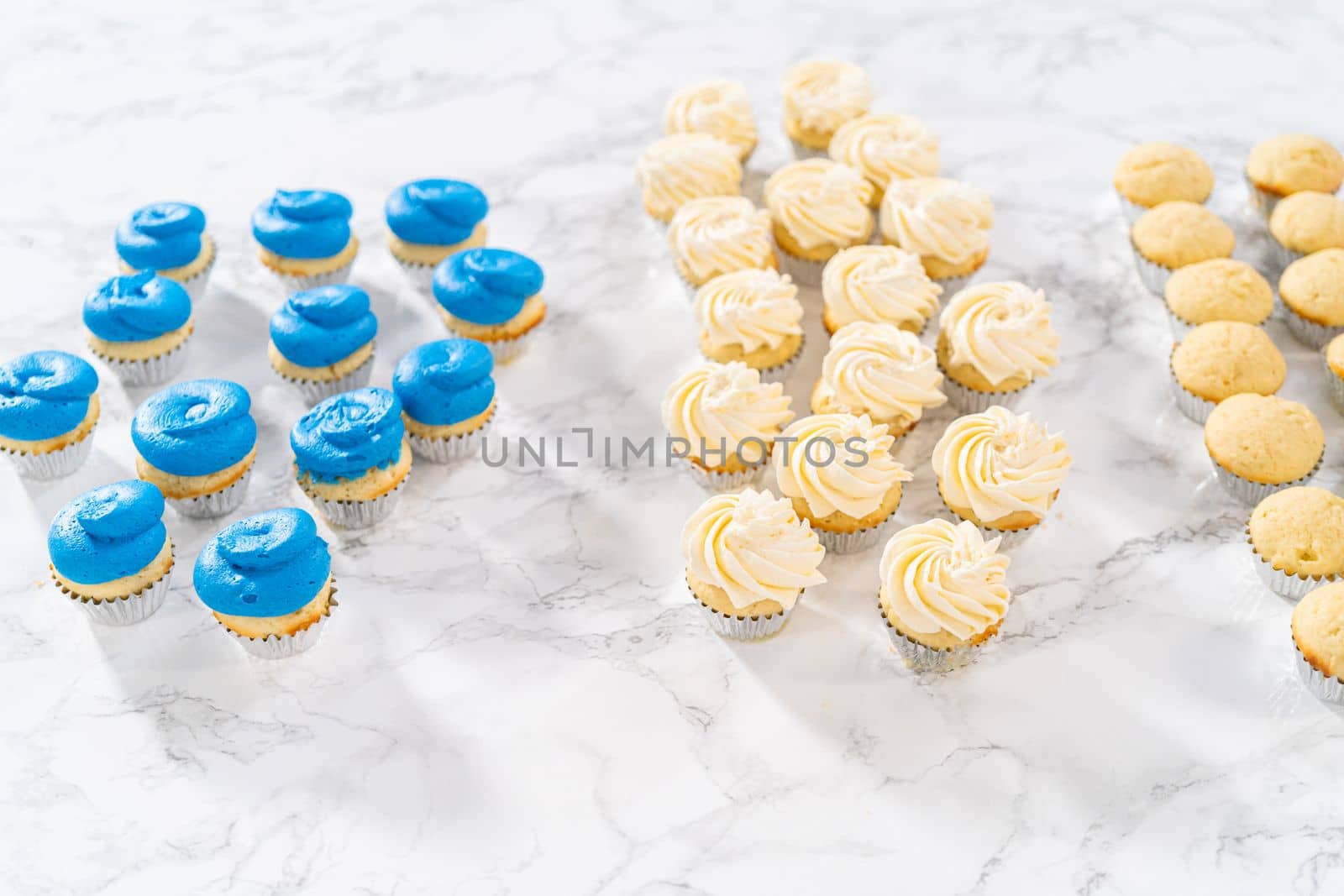 American Flag Mini Cupcakes by arinahabich