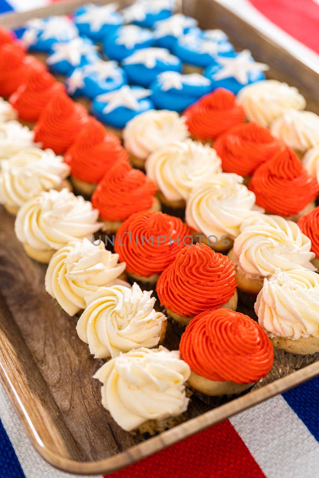 American Flag Mini Cupcakes by arinahabich