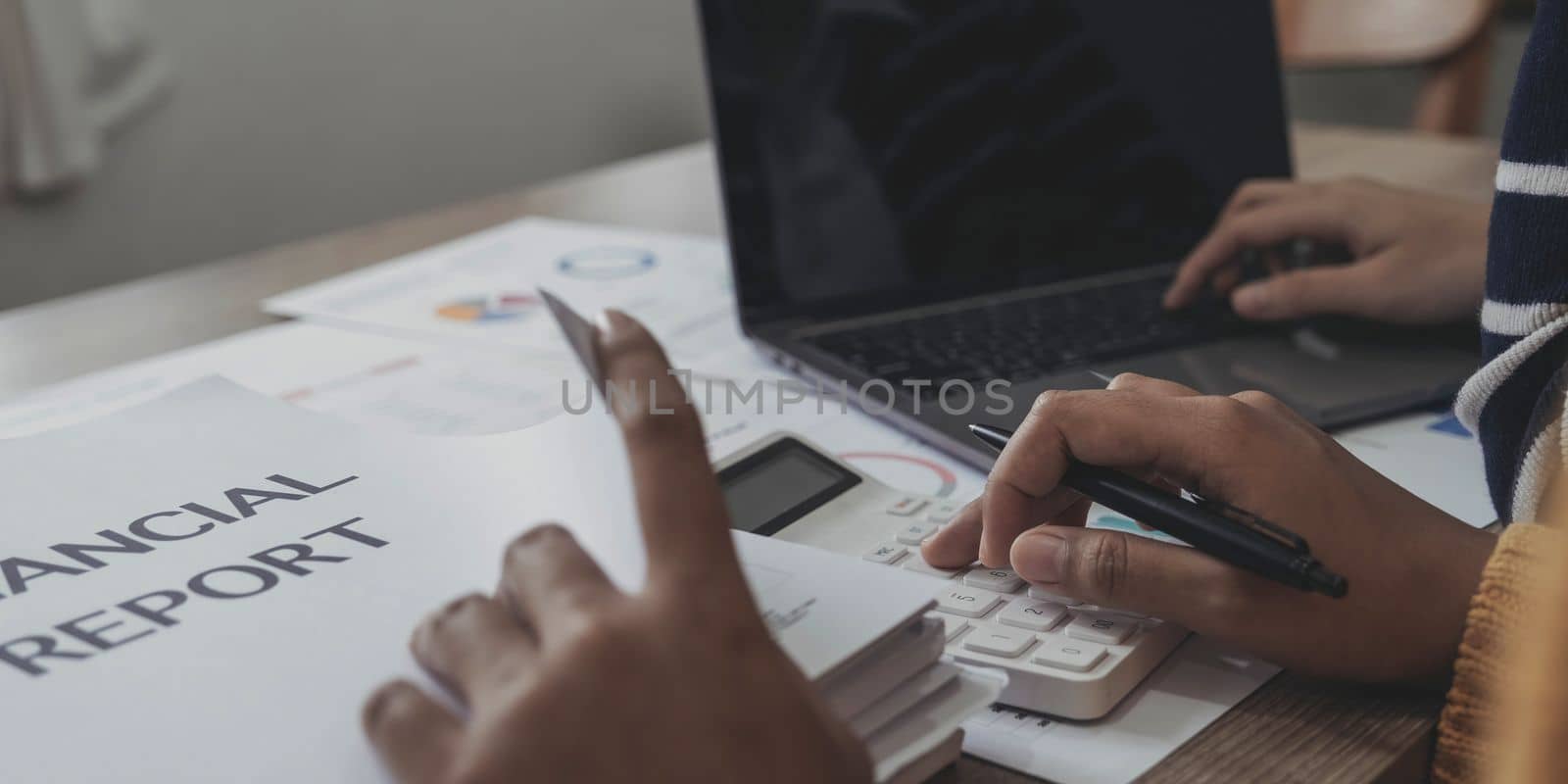 Businesswoman holding pens and holding graph paper are meeting to plan sales to meet targets set in next year