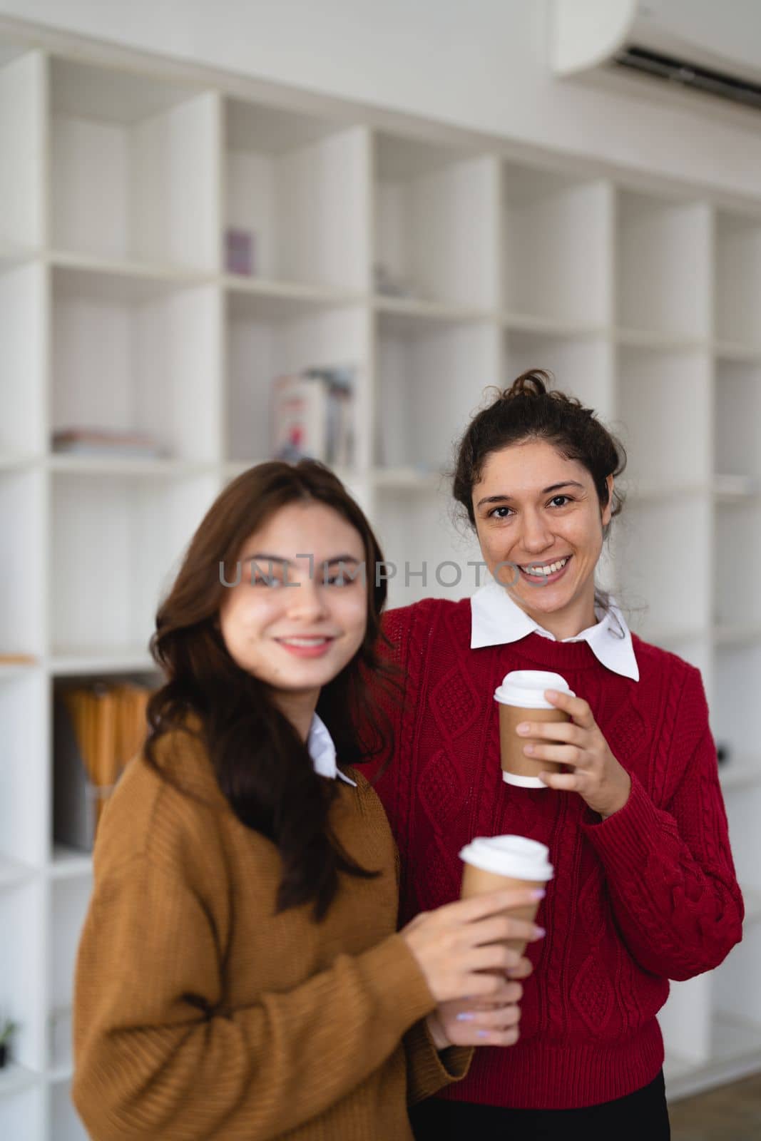 Portrait diverse friendly coworkers coffee break talking office. discussing project, teaching new employee sharing ideas