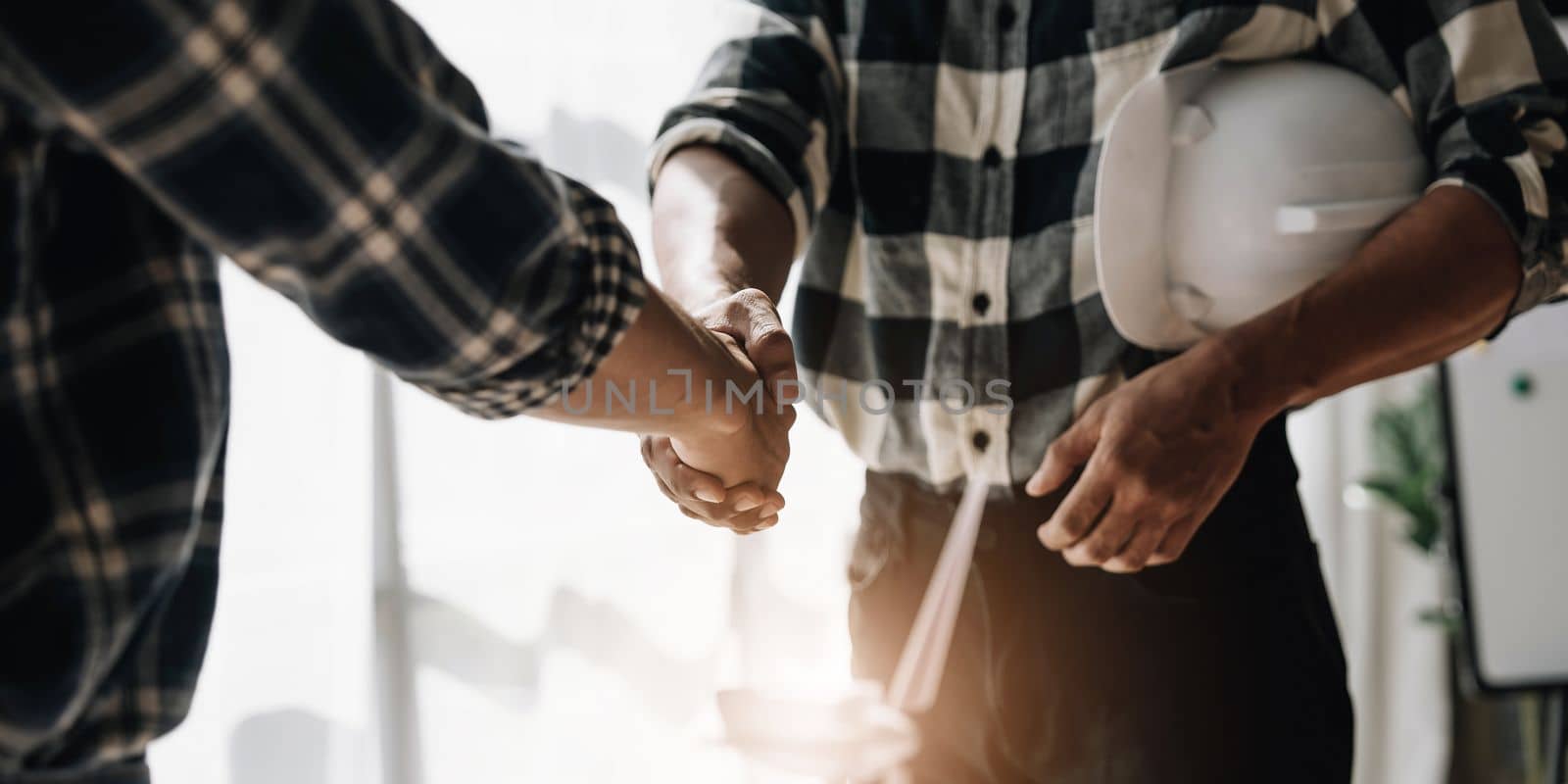 Hand in hand between project contractors and customers due to negotiation of expenses and investments, construction and repair of residential buildings..
