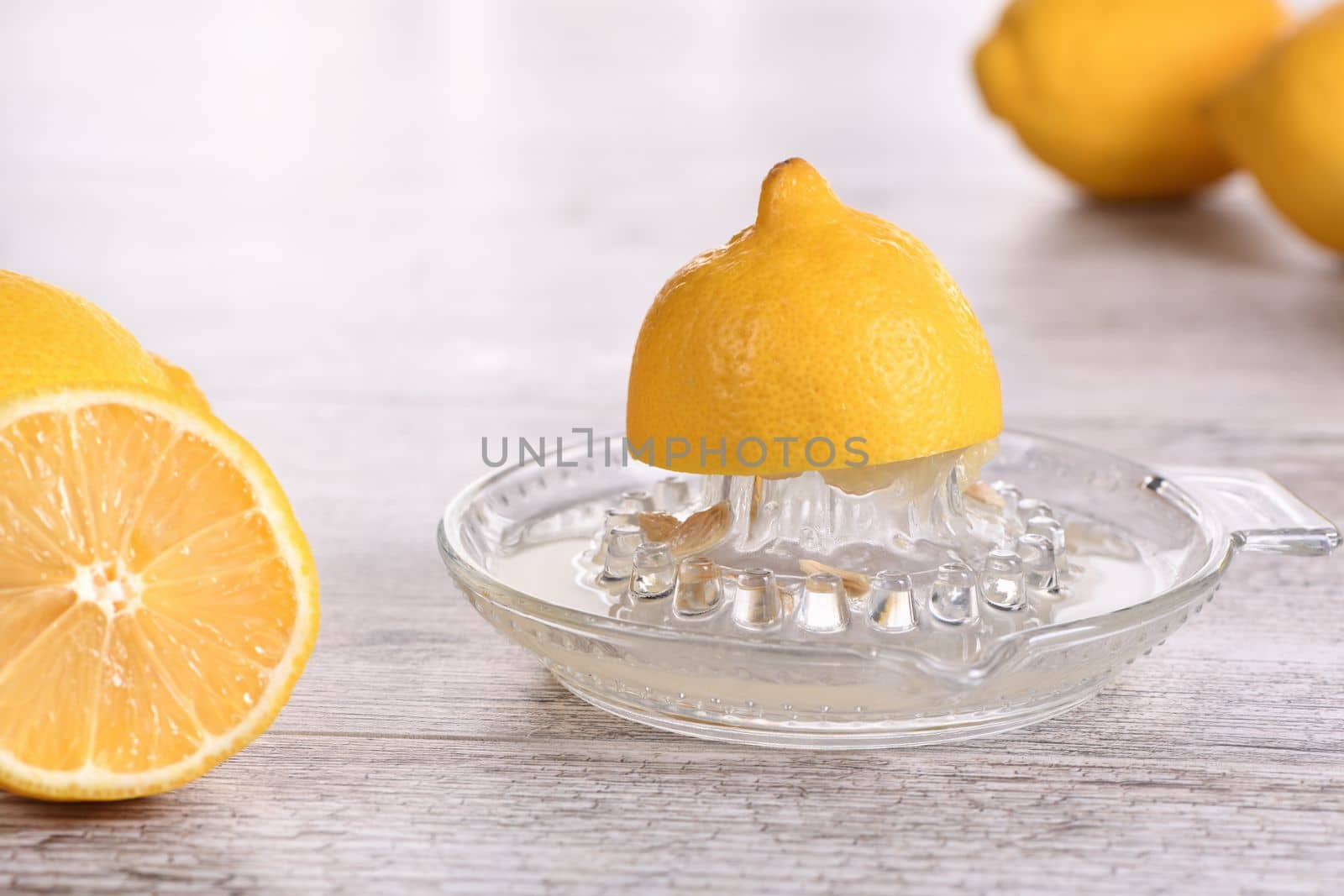 Preparing lemon juice by Apolonia