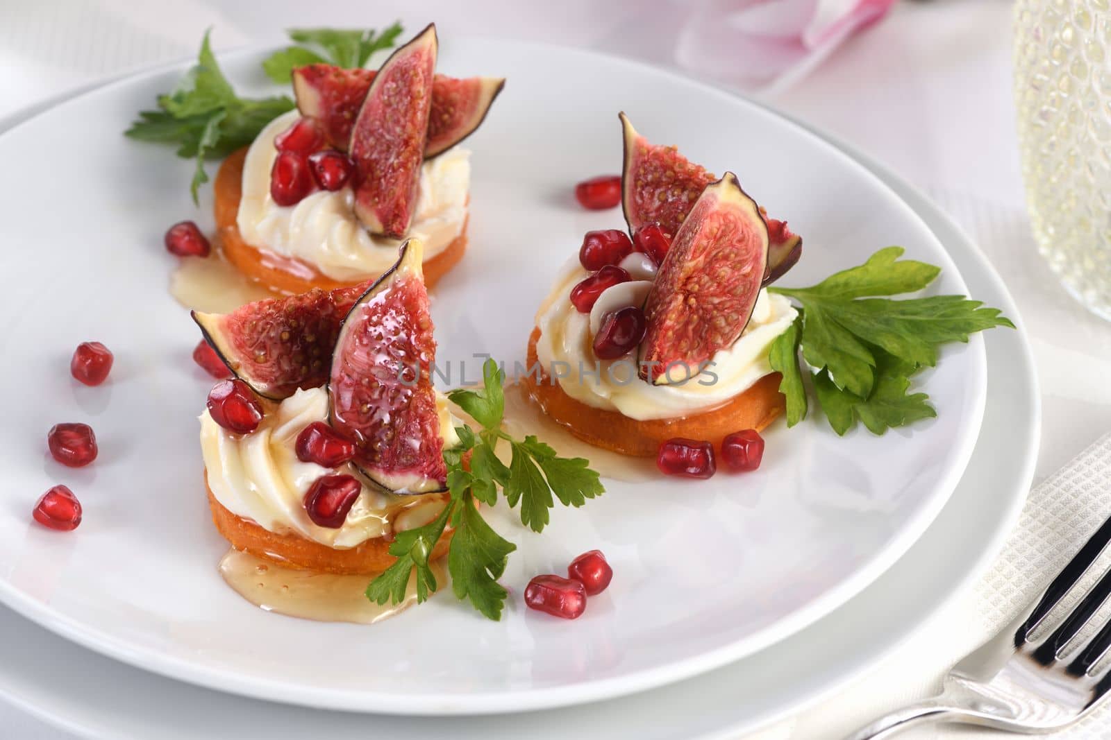 Roasted sweet potato rounds as a vegetarian snack by Apolonia