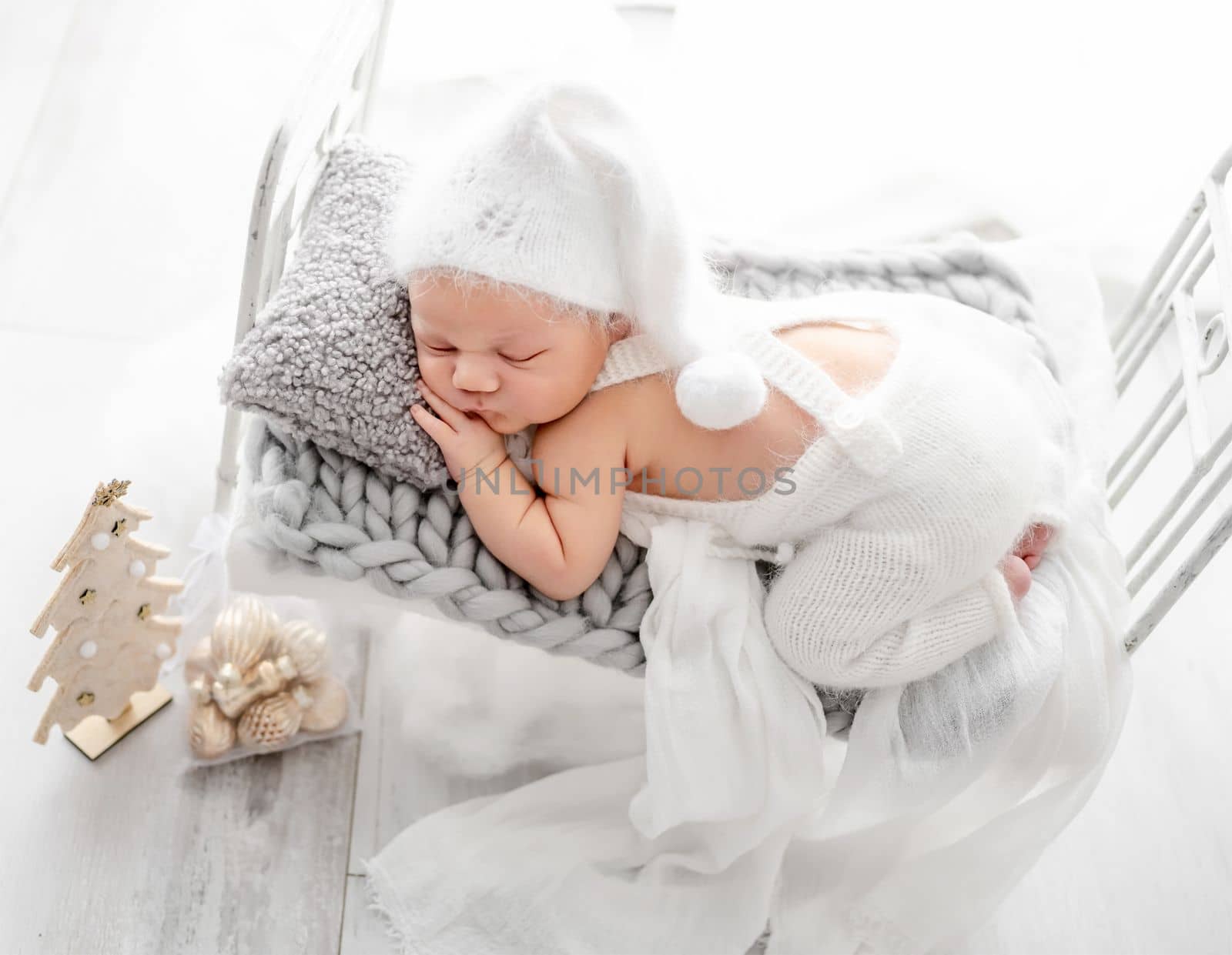 Newborn baby portrait by tan4ikk1