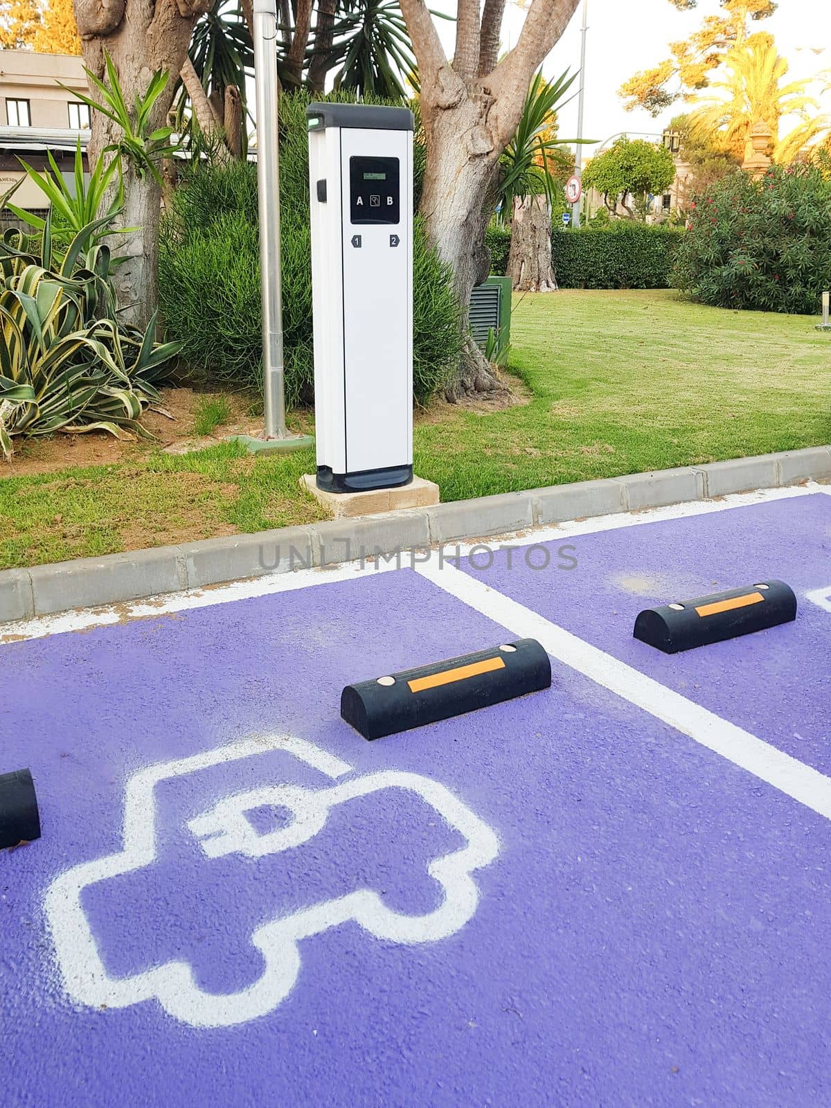 Charging point for electric vehicles in urban street. by javiindy