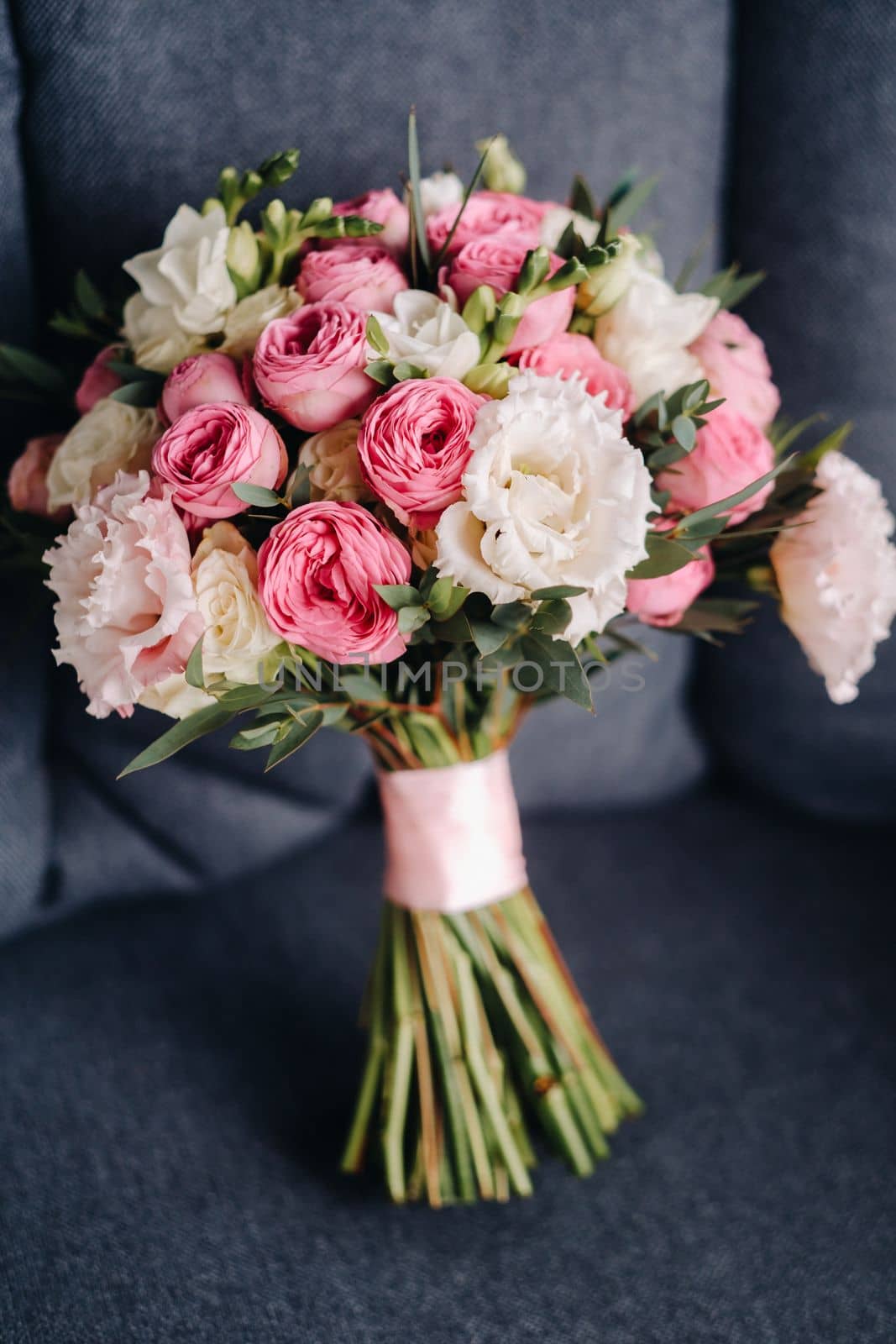 The bride's wedding bouquet of fresh rose flowers. Wedding details.