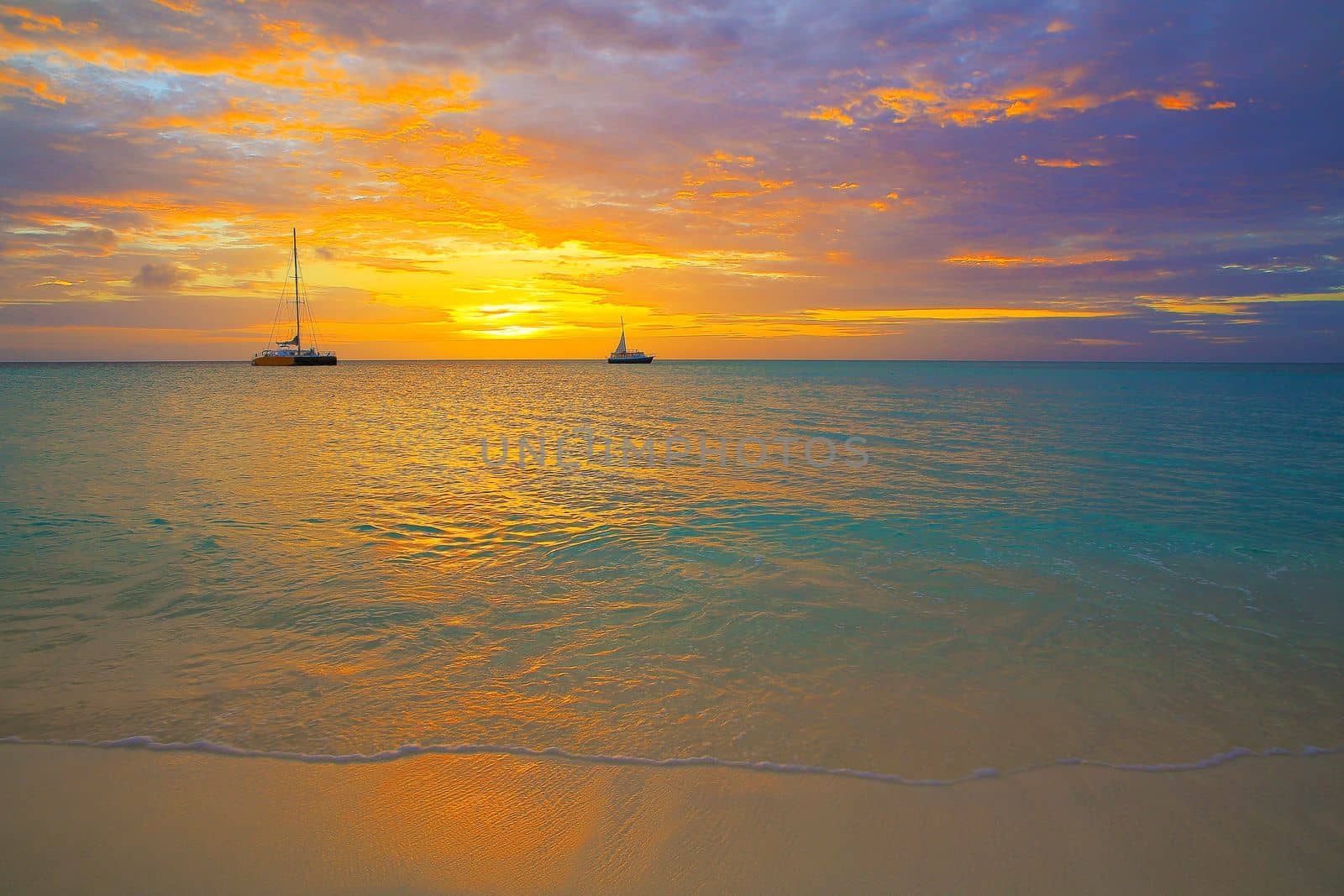 Secluded turquoise beach in idyllic Aruba, Caribbean Blue sea, Duth Antilles