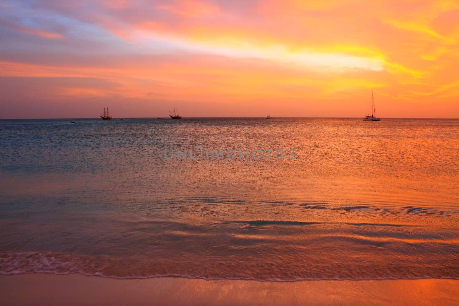 Secluded turquoise beach in idyllic Aruba, Caribbean Blue sea, Duth Antilles