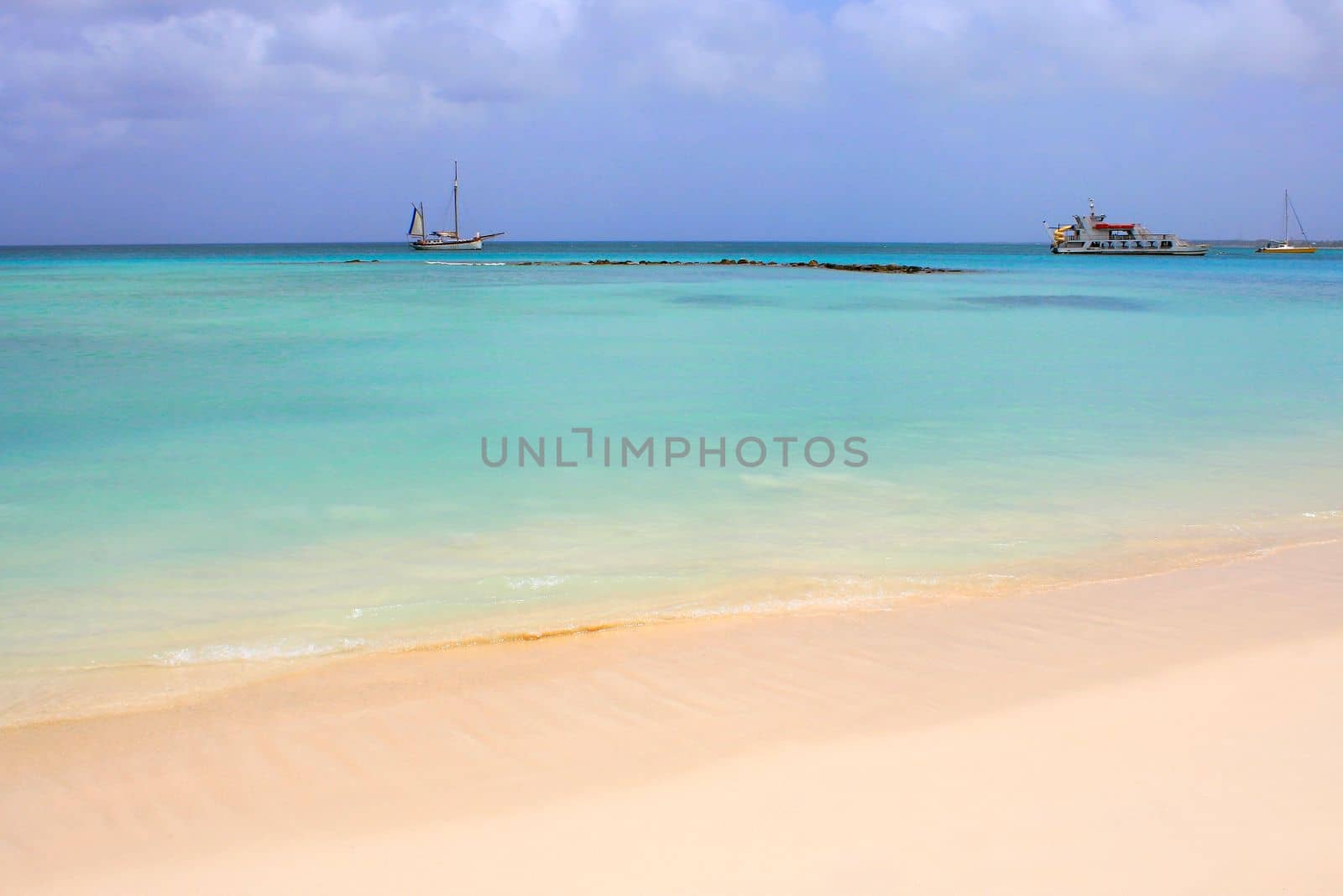 Secluded turquoise beach in idyllic Aruba, Caribbean Blue sea, Duth Antilles