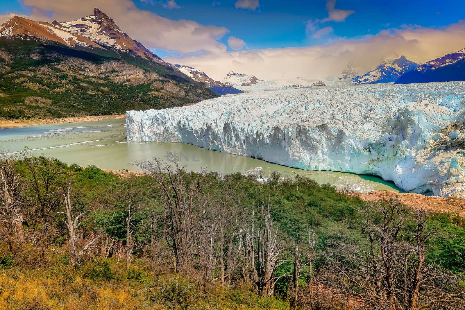 Dramatic Perito Moreno Glacier and ice floe, Lake Argentina, Patagonia, El Calafate