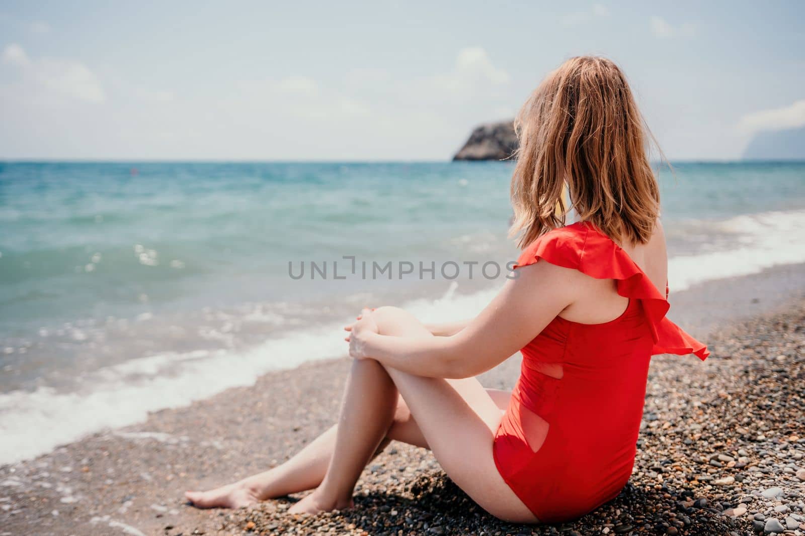 Mother and daughter having fun on tropical beach - Mum playing with her kid in holiday vacation next to the ocean - Family lifestyle and love concept