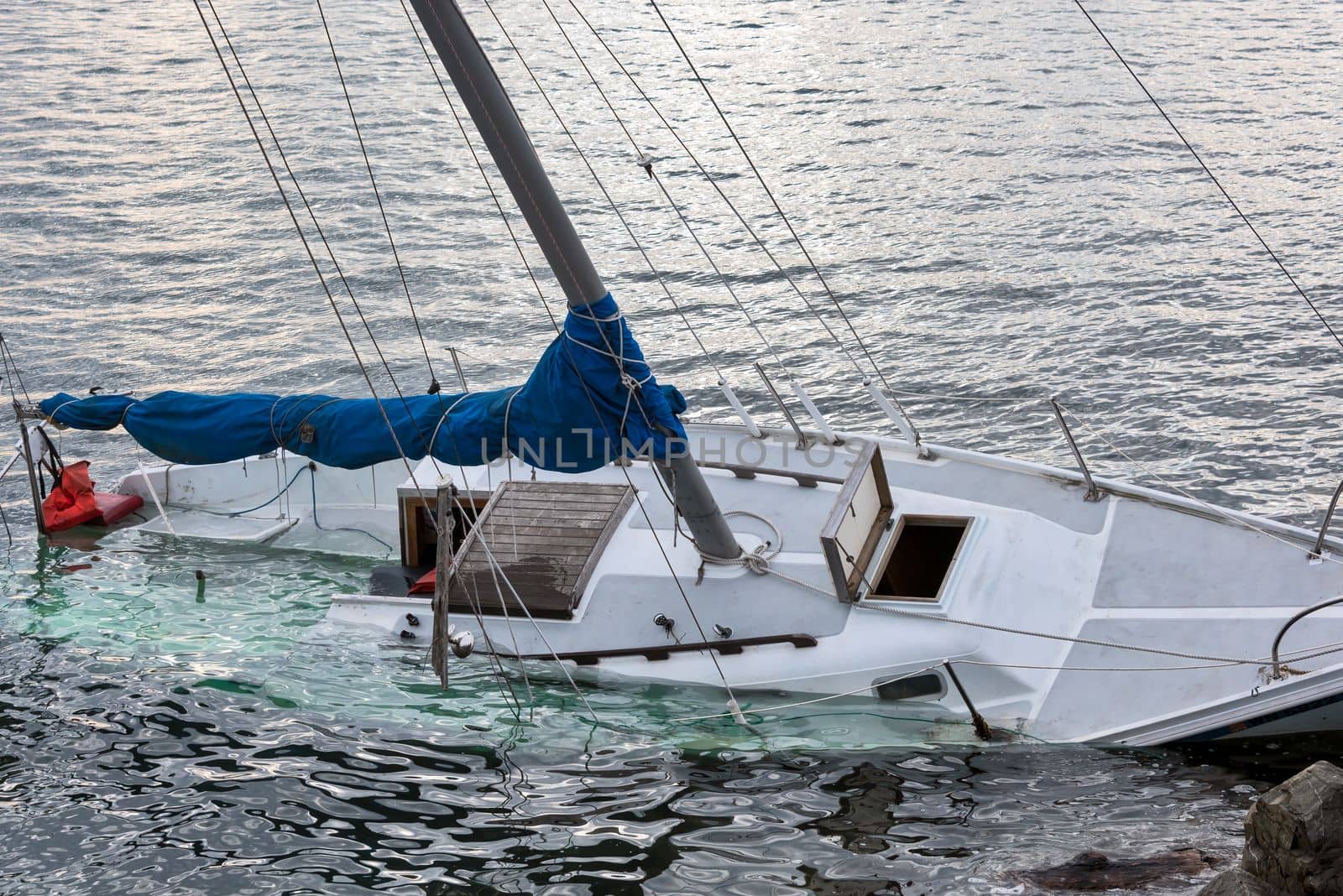 White yacht drowned in Pacific Ocean bay.