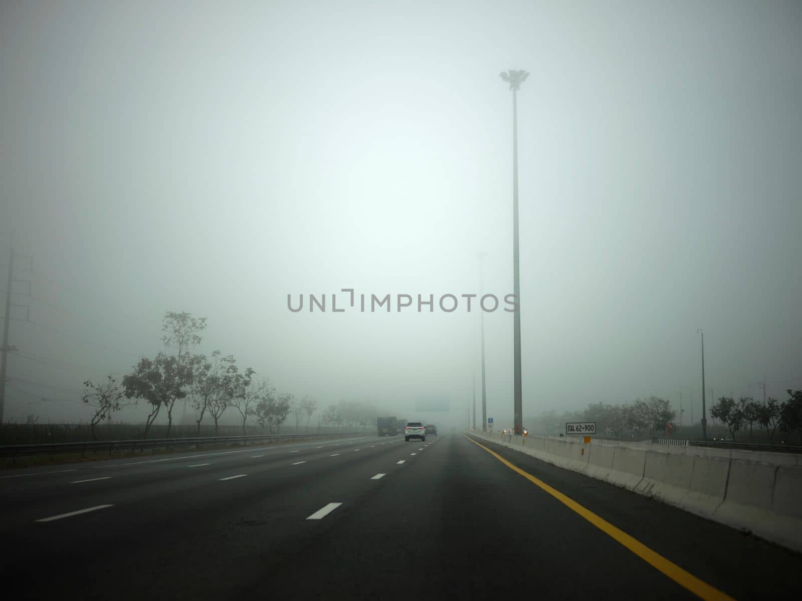 Road in the fog, sign mention keep distance for Motorway-t7.svg by Hepjam