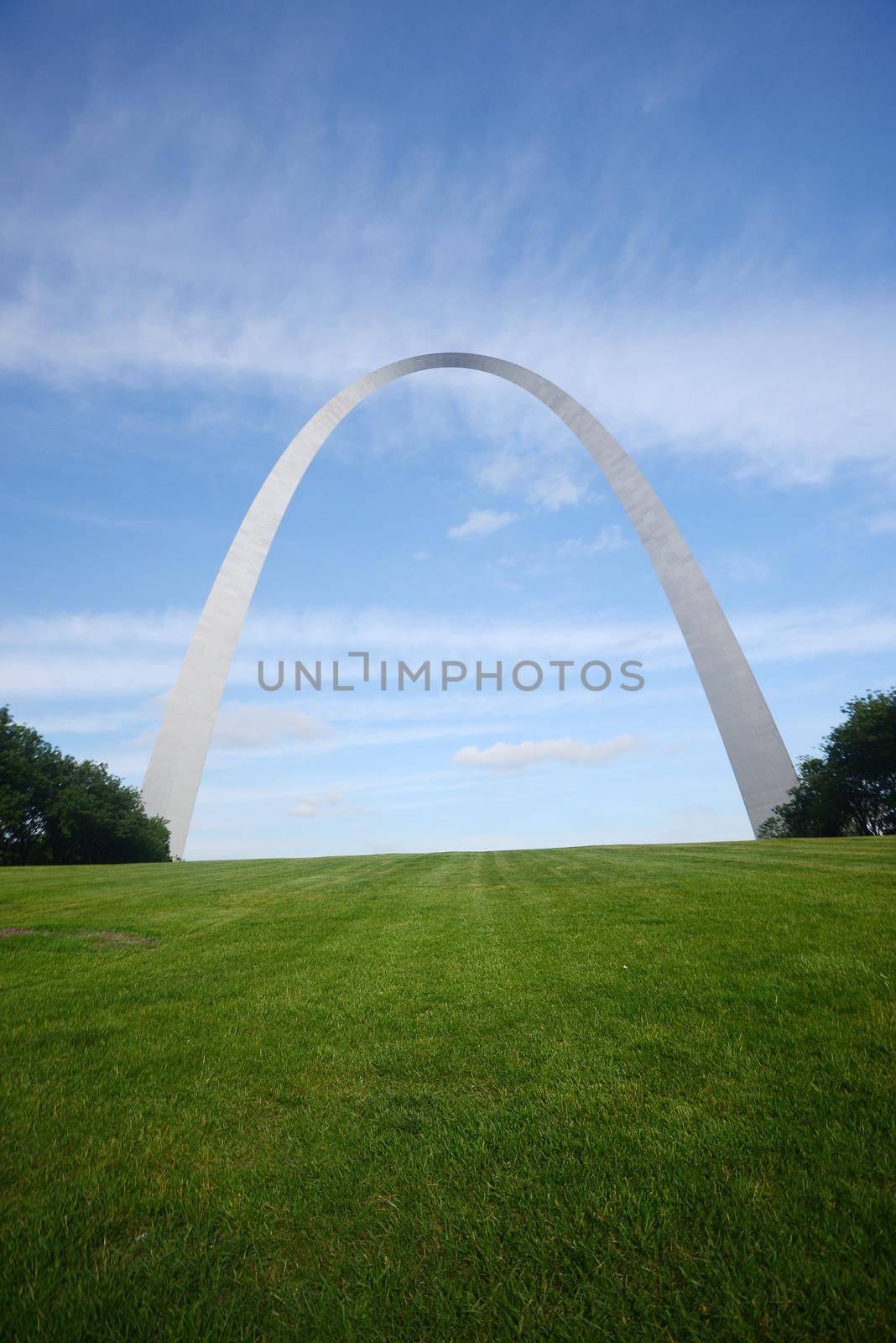 gateway arch in Saint Louis with blue sky and clouds