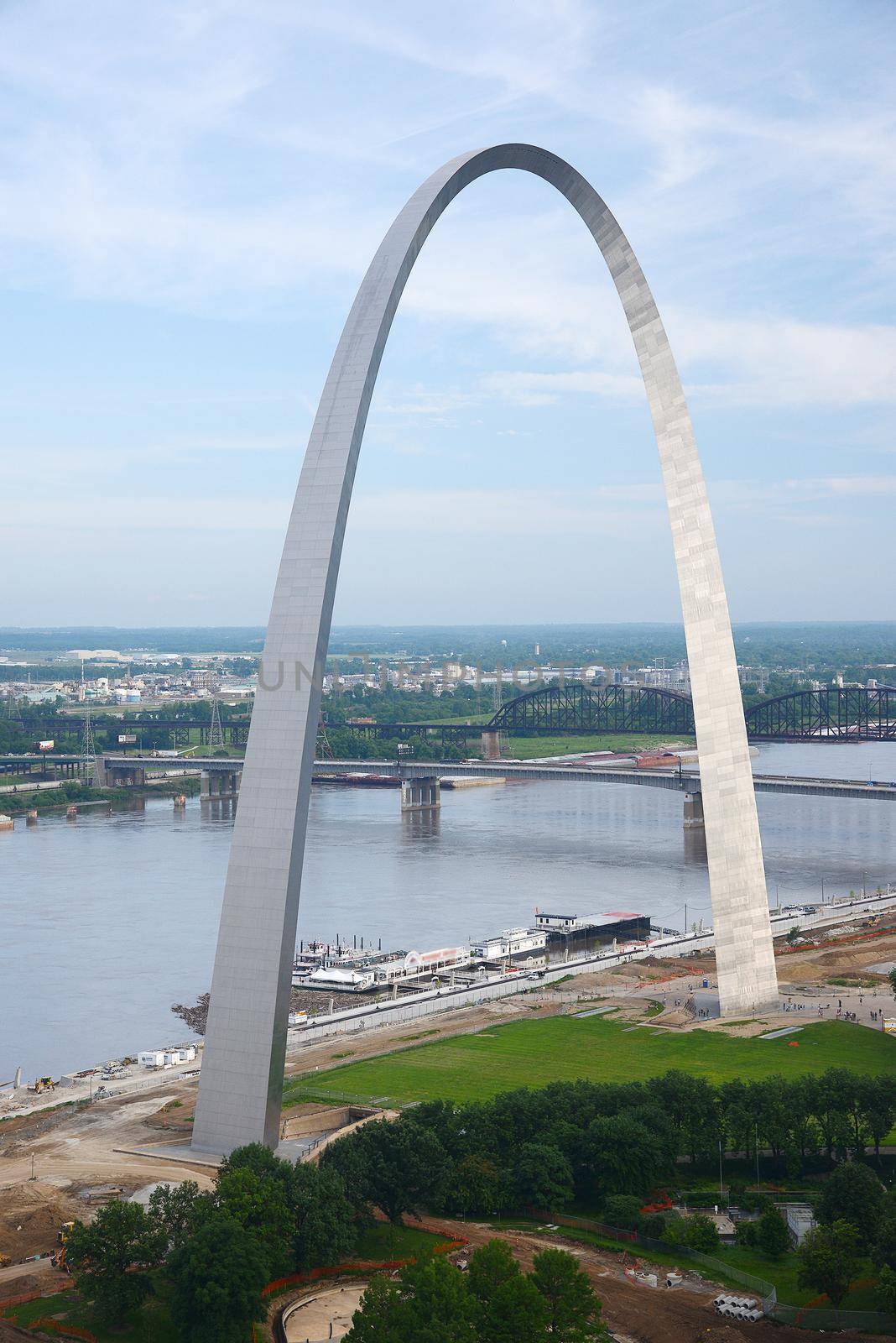 gateway arch in Saint Louis with blue sky