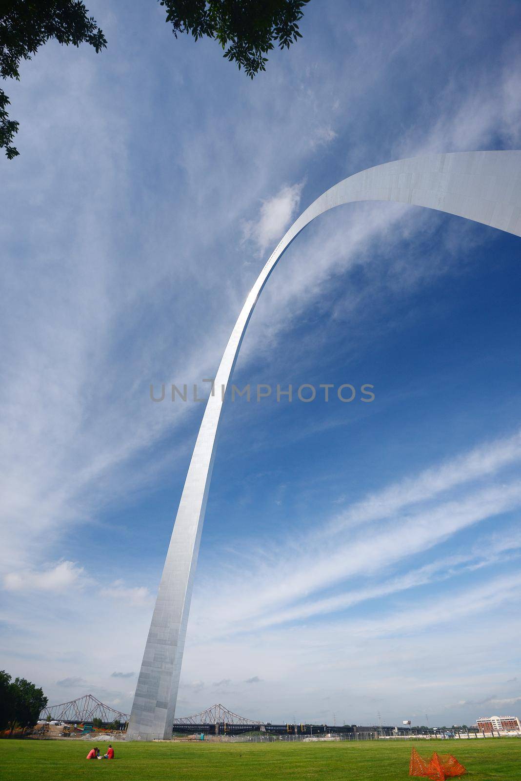 gateway arch in Saint Louis with blue sky and clouds