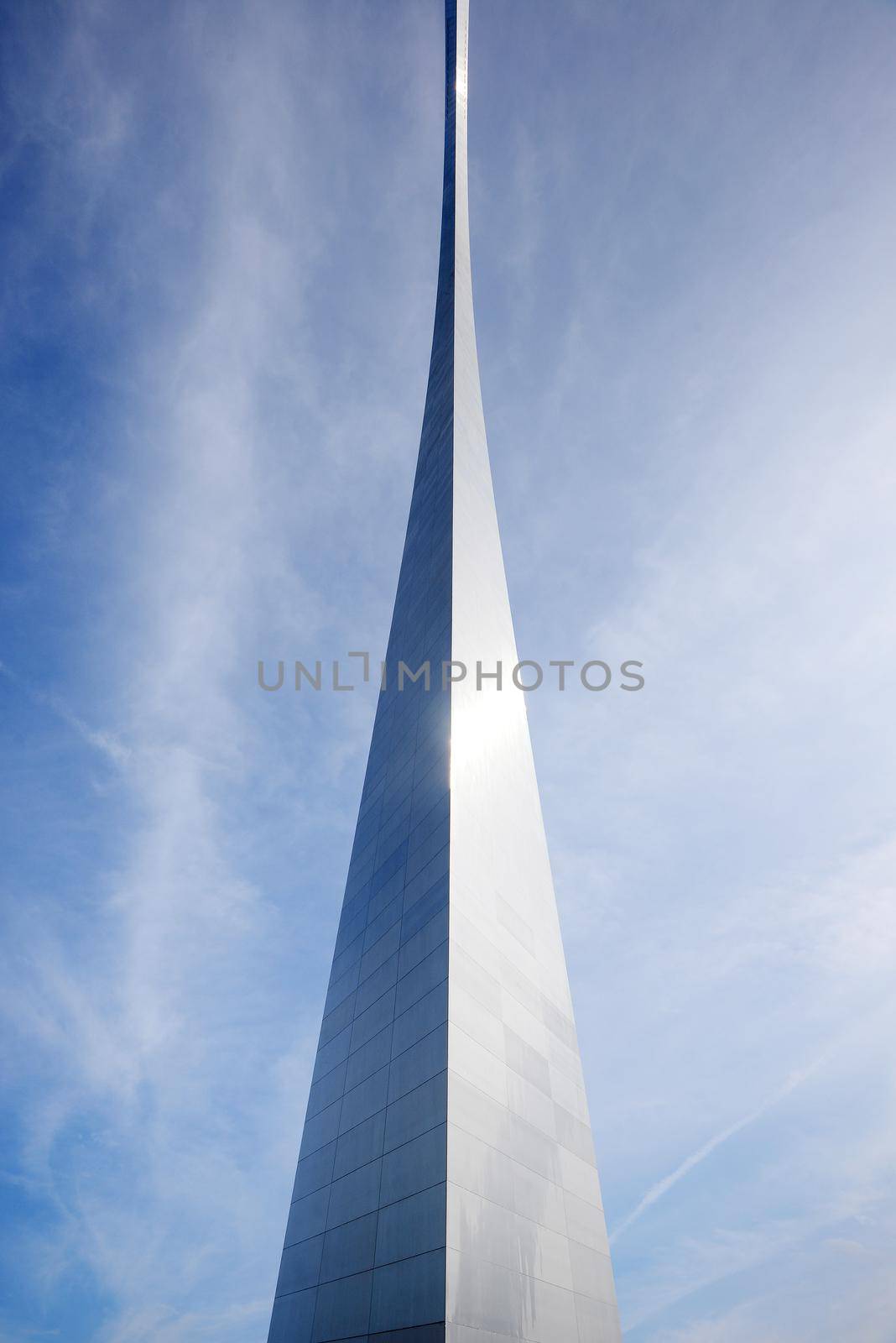 gateway arch in Saint Louis with blue sky and clouds