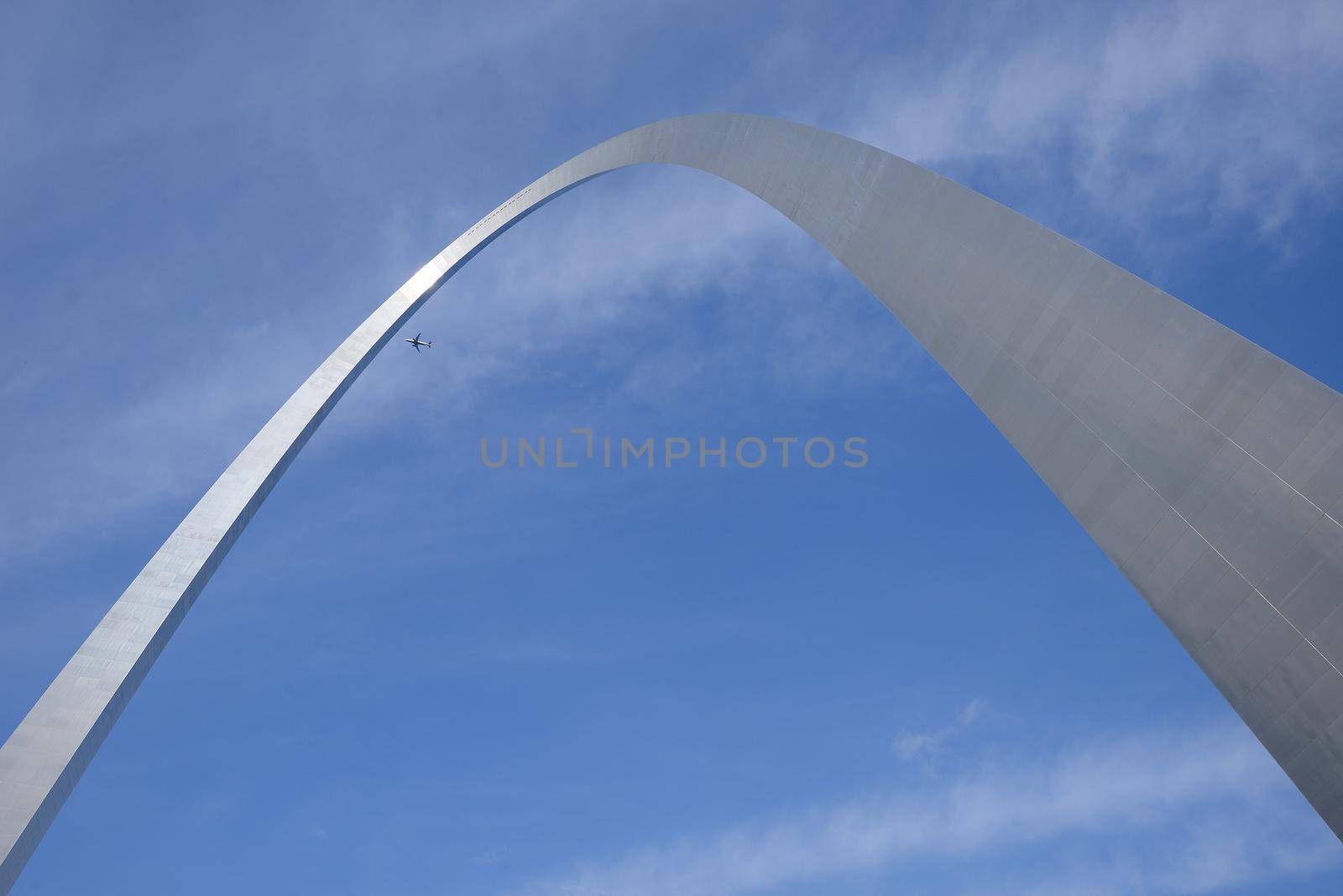 gateway arch in Saint Louis with blue sky and clouds