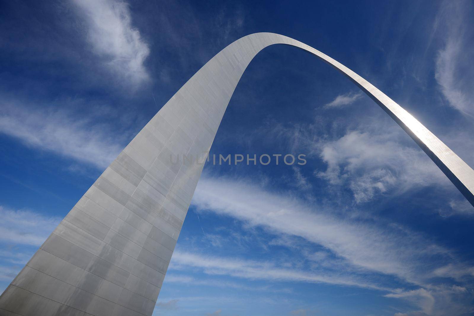 gateway arch in Saint Louis with blue sky and clouds