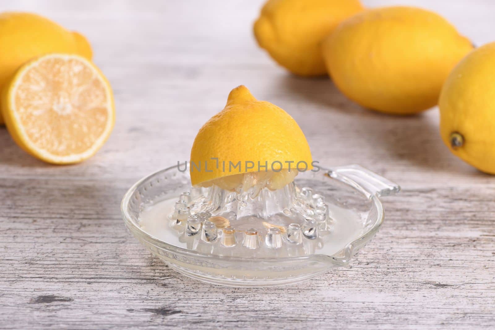 Preparing lemon juice by Apolonia