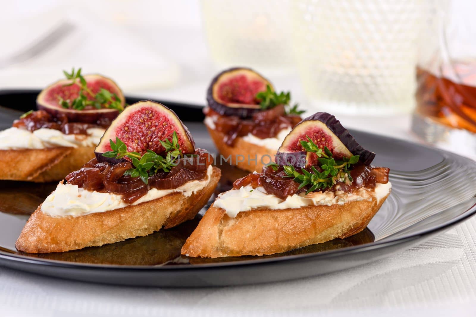 Crostini with onion jam, figs and cheese by Apolonia