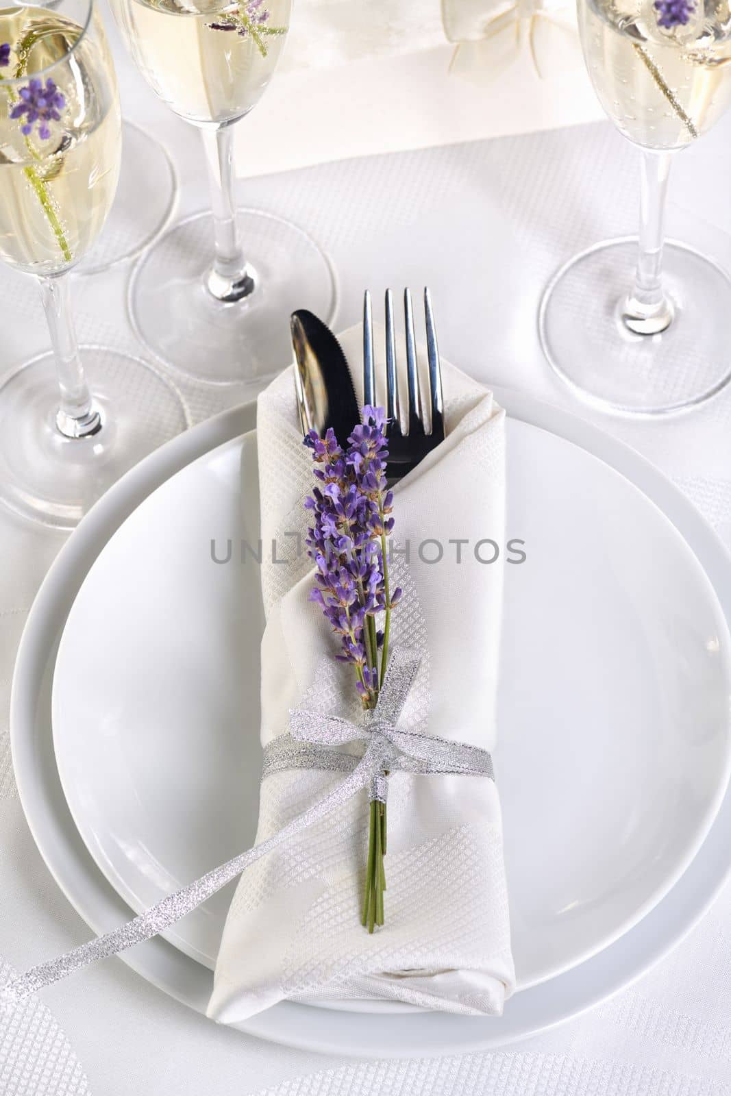 Table setting in Provence style by Apolonia