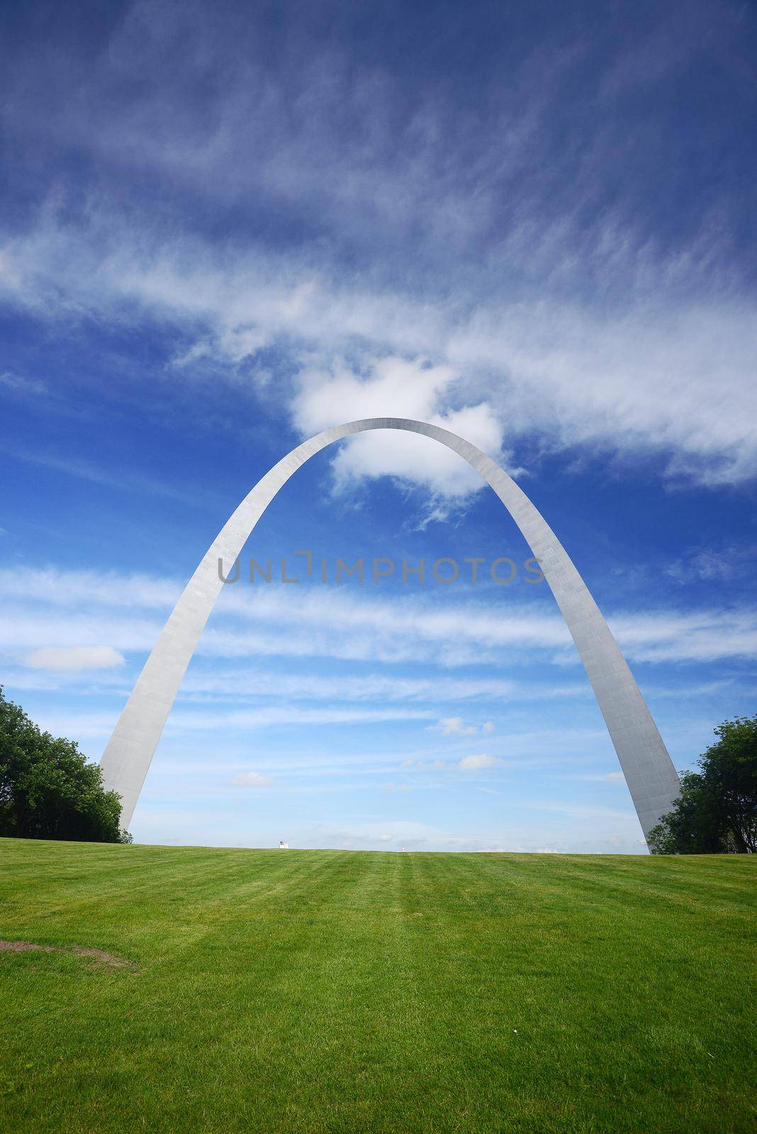 gateway arch in Saint Louis with blue sky and clouds