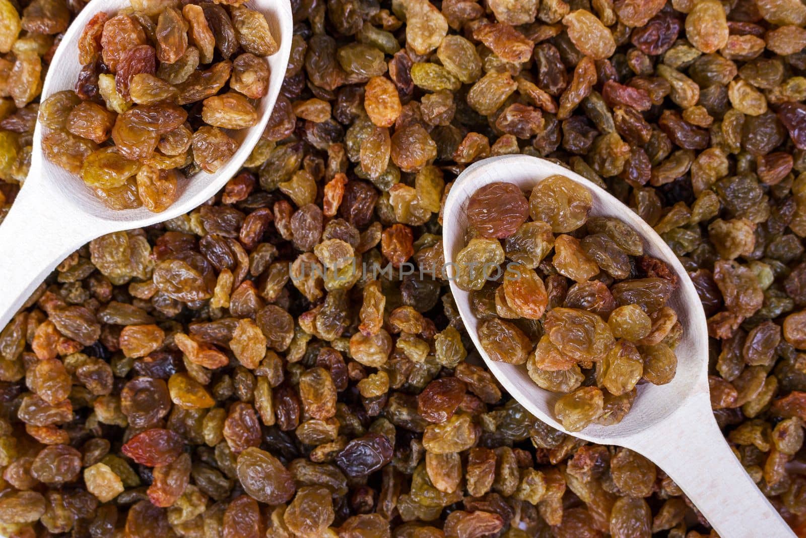 raisins and wooden spoon close- up food background