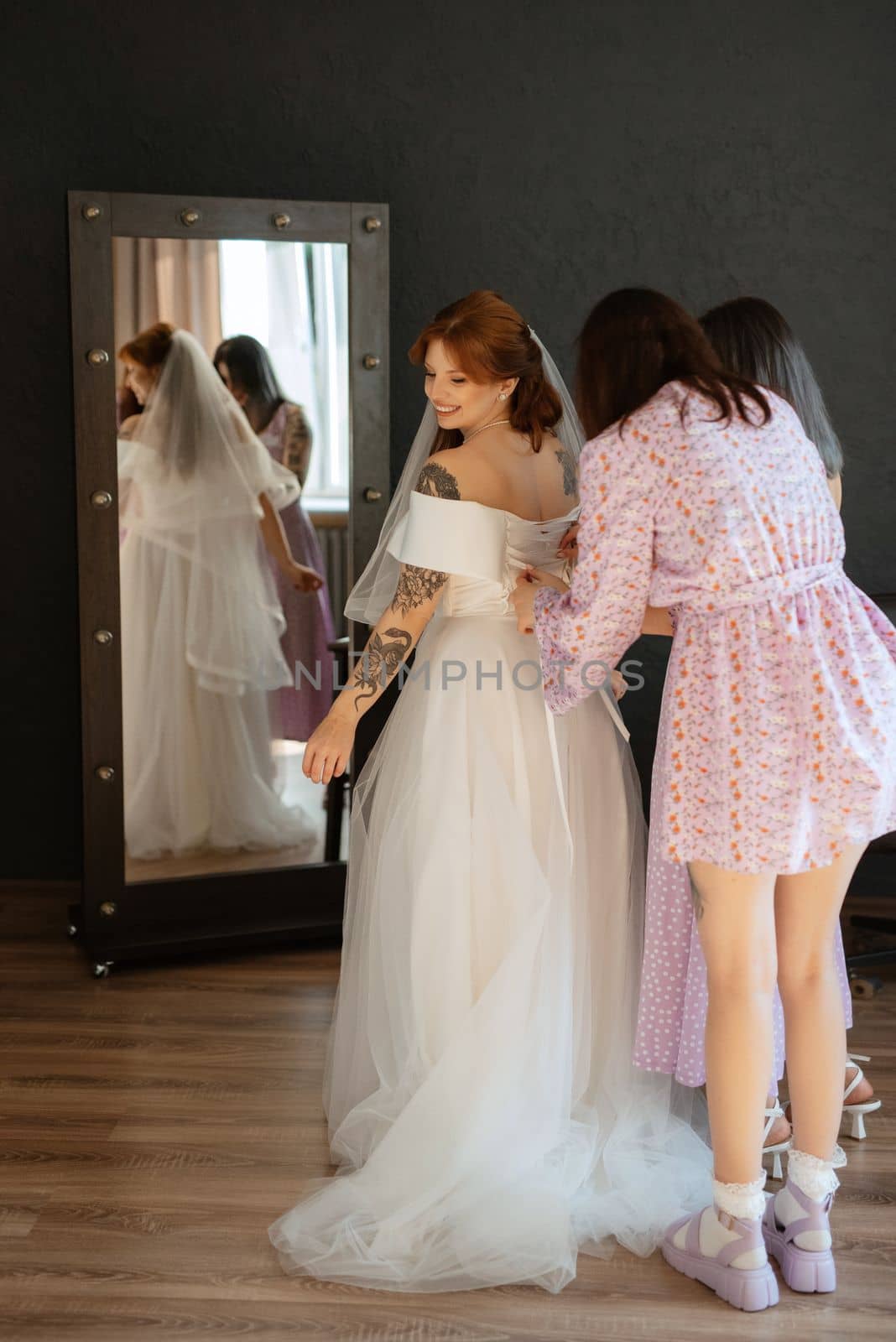 preparations for the bride with the dressing of the wedding dress by Andreua