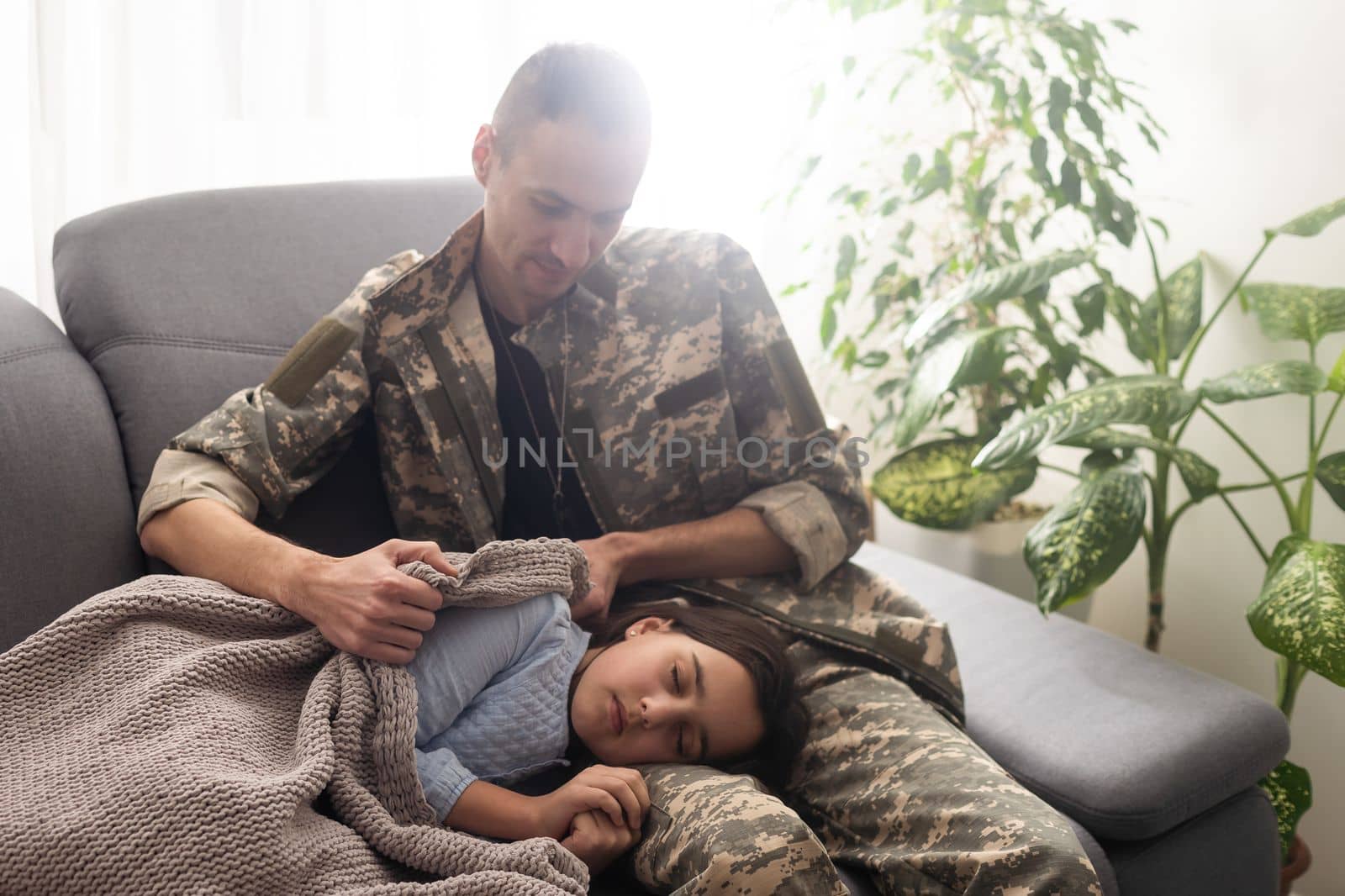 Soldier surprises the sleeping family with his arrival at home