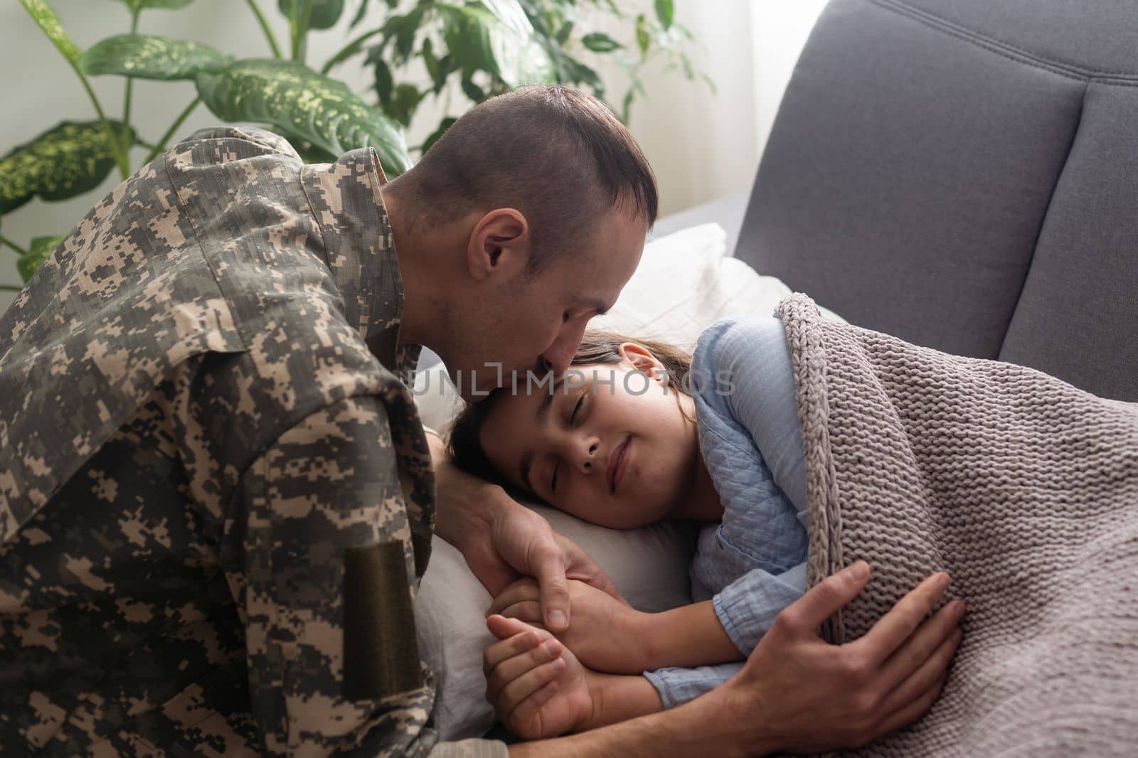 Soldier surprises his daughter with his arrival at home by Andelov13