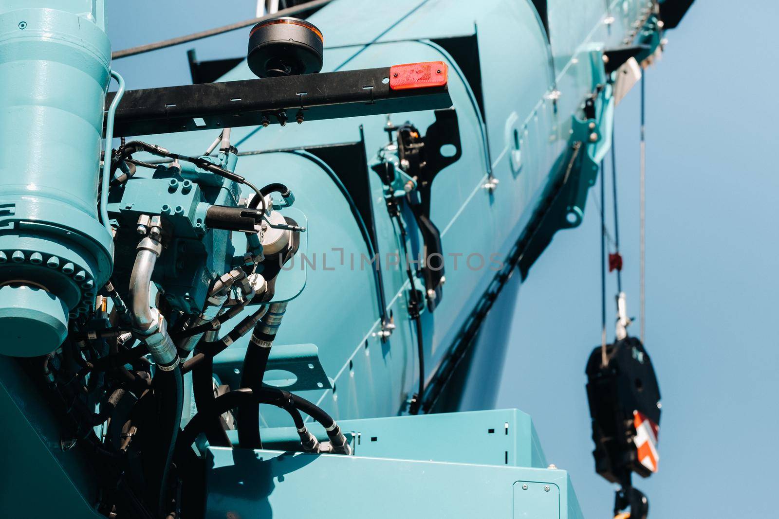 Hydrostatic crane engine.The control system of the crane engine.Lifting hydraulic Department on the truck crane.The hydraulic system of the engine.hydraulic hoses on the crane.autoparts.