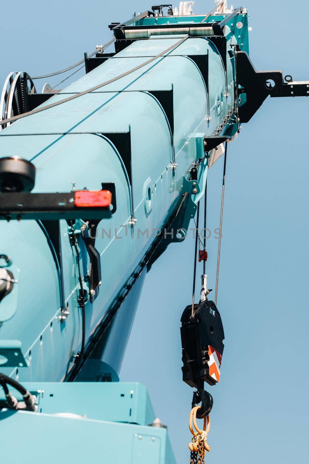 Hydrostatic crane engine.The control system of the crane engine.Lifting hydraulic Department on the truck crane.The hydraulic system of the engine.hydraulic hoses on the crane.autoparts.