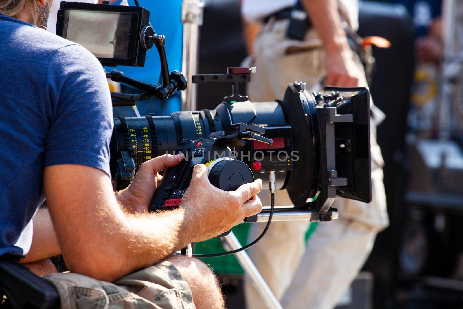 Focus puller hold the wireless follow focus system during the filming process
