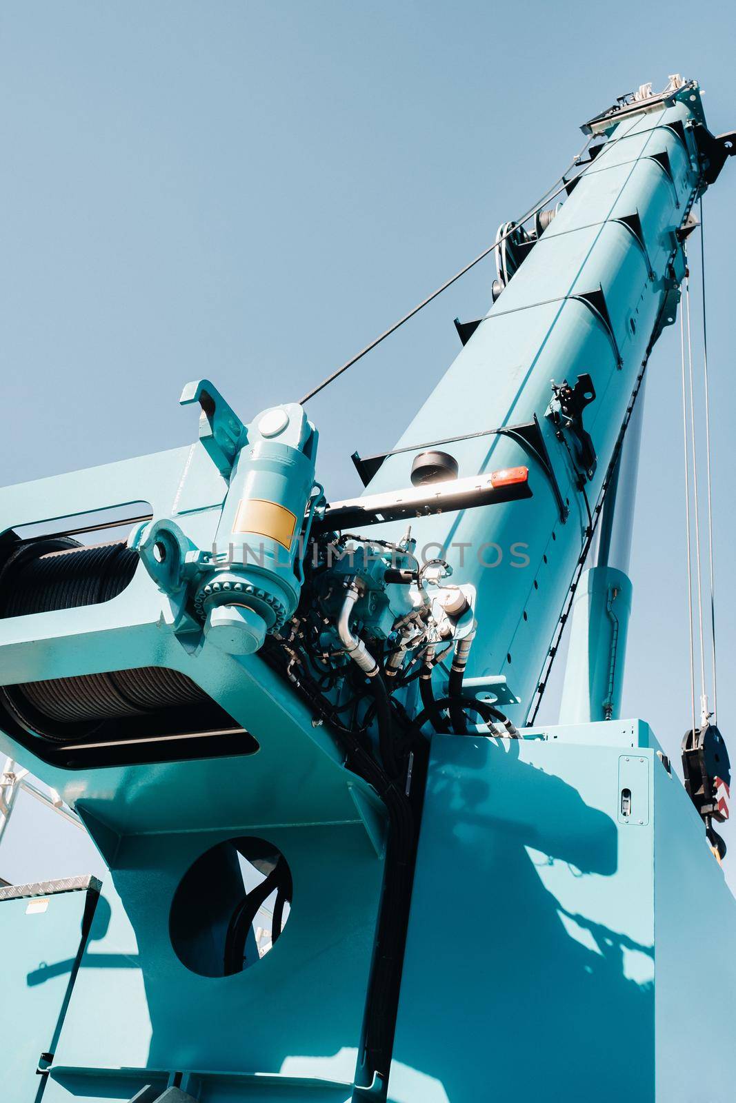 Hydrostatic crane engine.The control system of the crane engine.Lifting hydraulic Department on the truck crane.The hydraulic system of the engine.hydraulic hoses on the crane.autoparts.