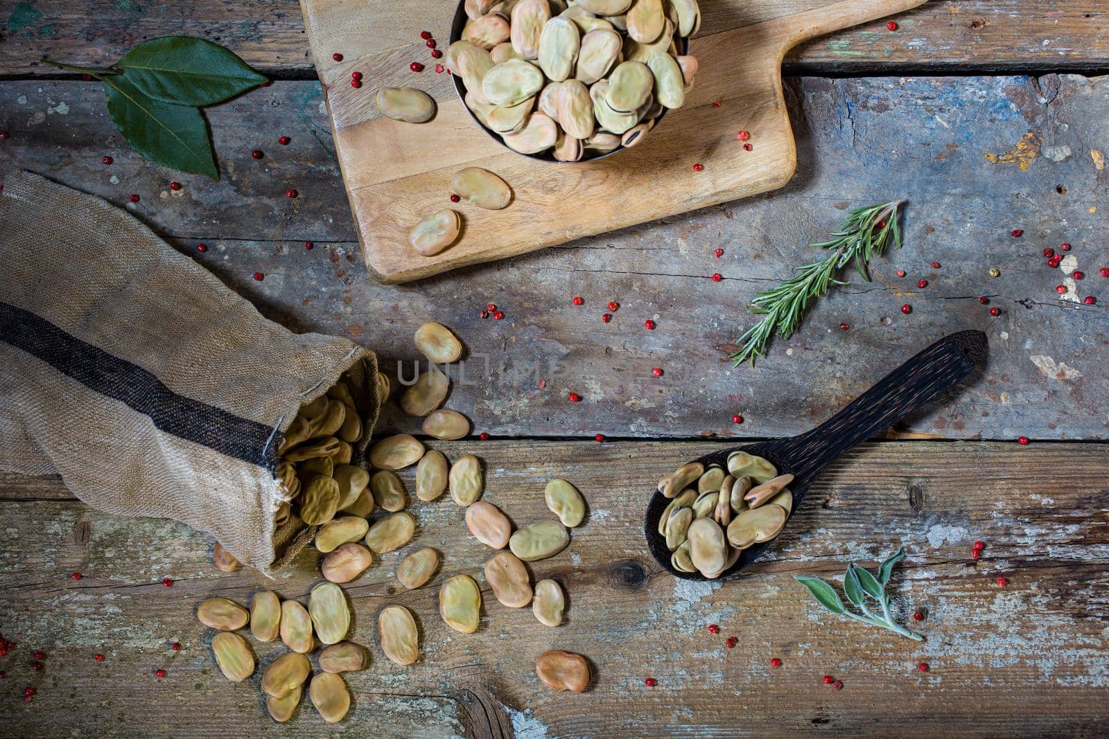 Top view of the Leonforte dried broad beans on wooden table.